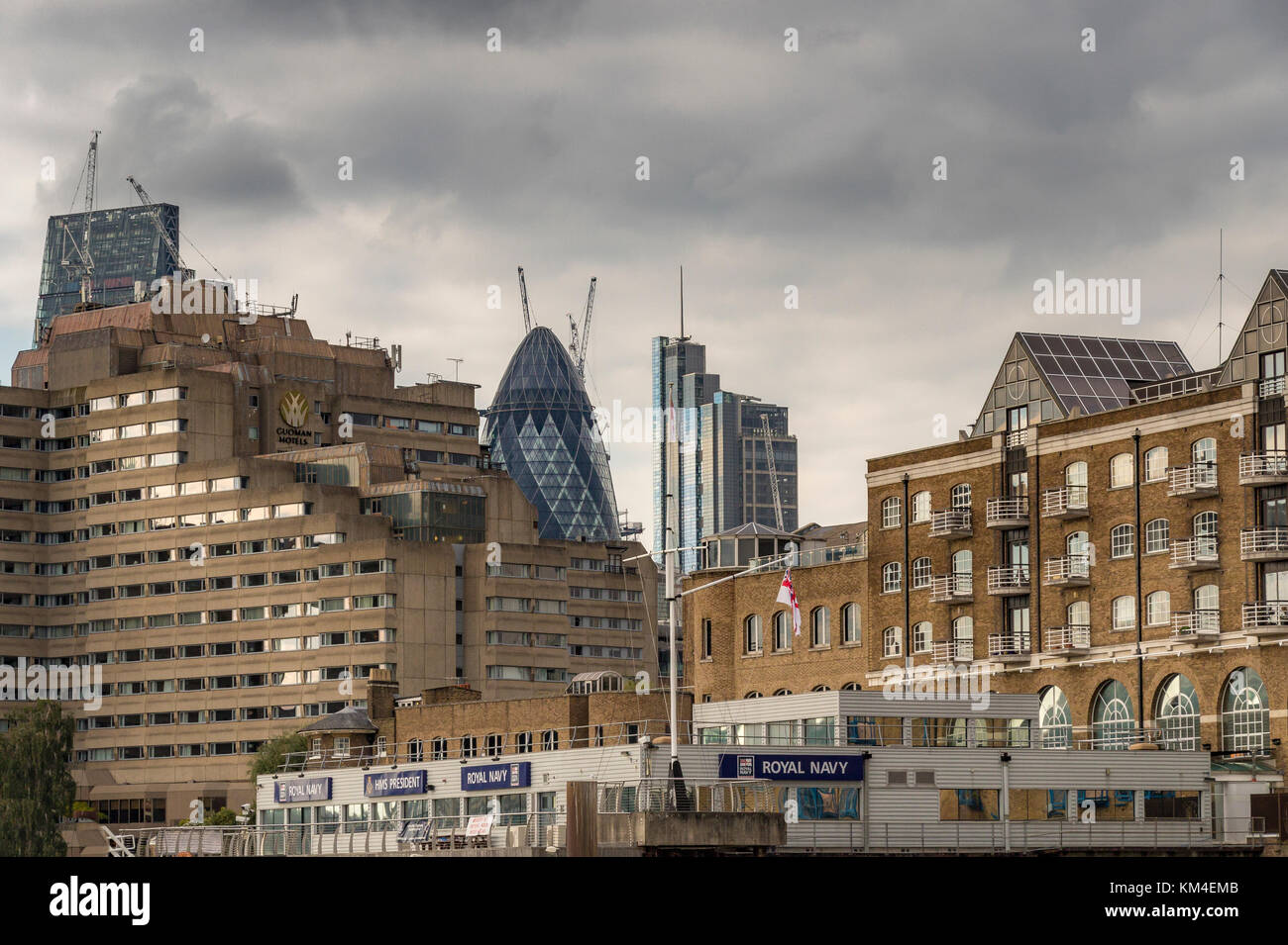 HMS Presidente , Riva istituzione della Royal Naval Reserve, con il Guoman Hotel , il Gherkin ed Heron Tower nella città di Londra Foto Stock