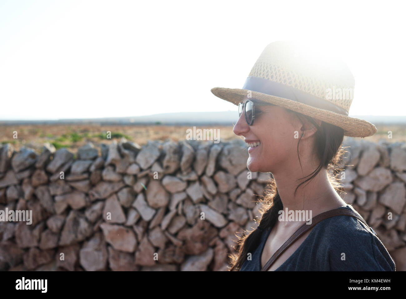Menorca, Spagna, felice piuttosto solo ritratto di viaggiatori in una strada vuota di Minorca, solo traveler Foto Stock