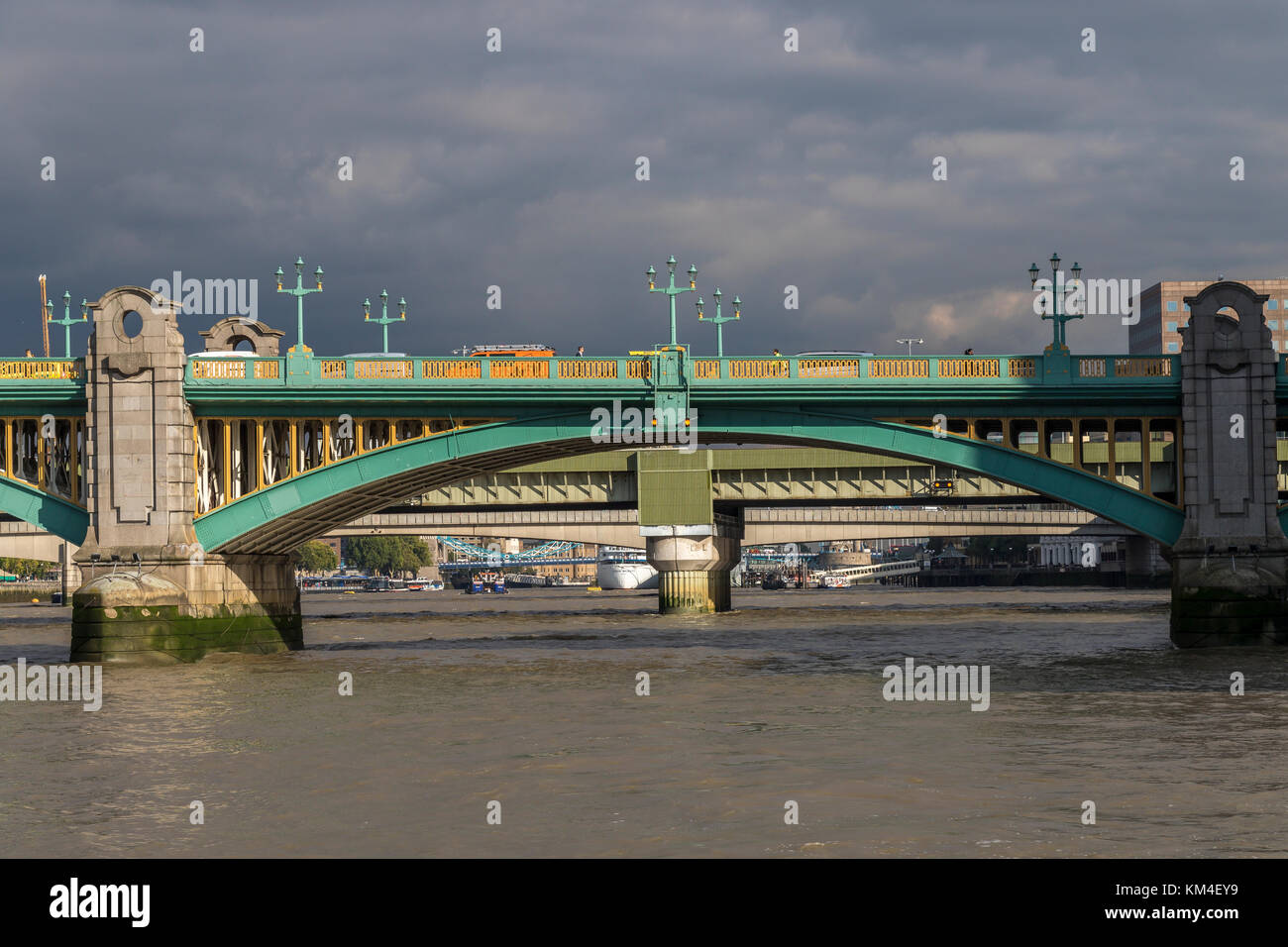 Southwark Bridge nella città di Londra , uno dei numerosi ponti di Londra attraversando il fiume Tamigi Foto Stock