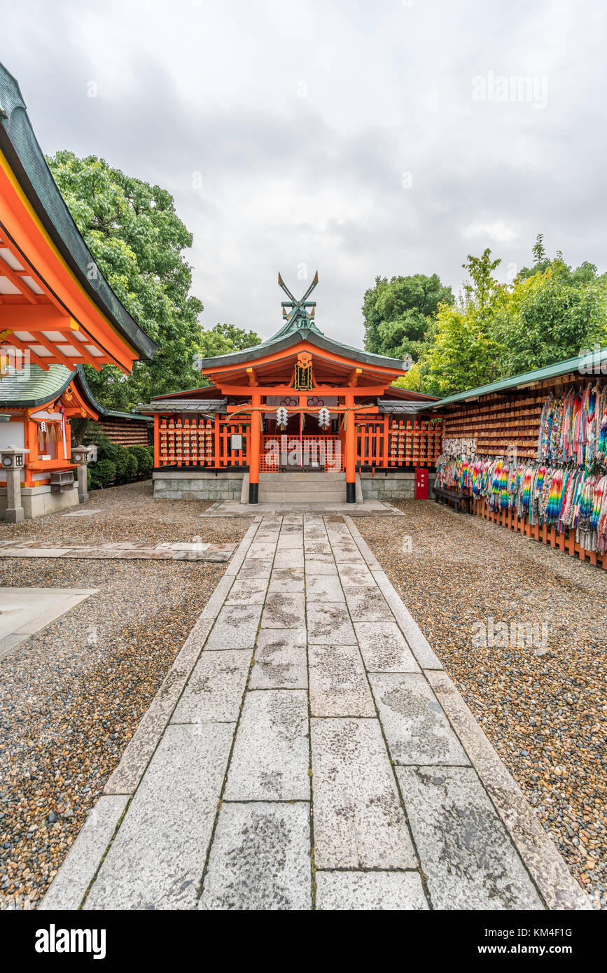 Piegate la carta Origami-gru che desiderano il successo accademico a Higashimaru jinja sacrario scintoista a Fushimi Inari Taisha Foto Stock
