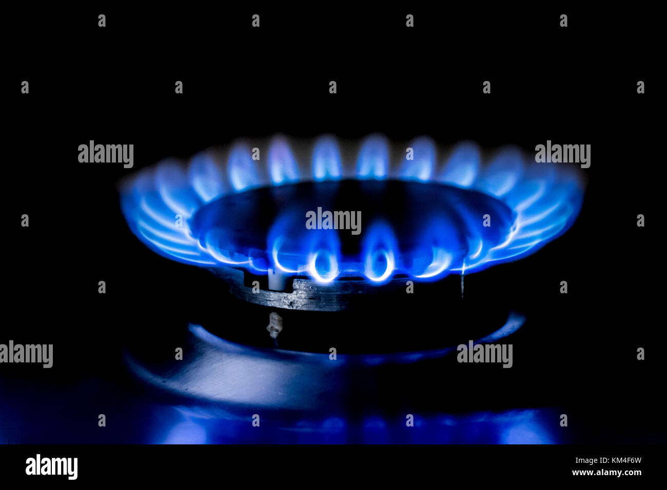 Blue fiamma prodotta da un bruciatore a gas su un fornello a gas Foto Stock
