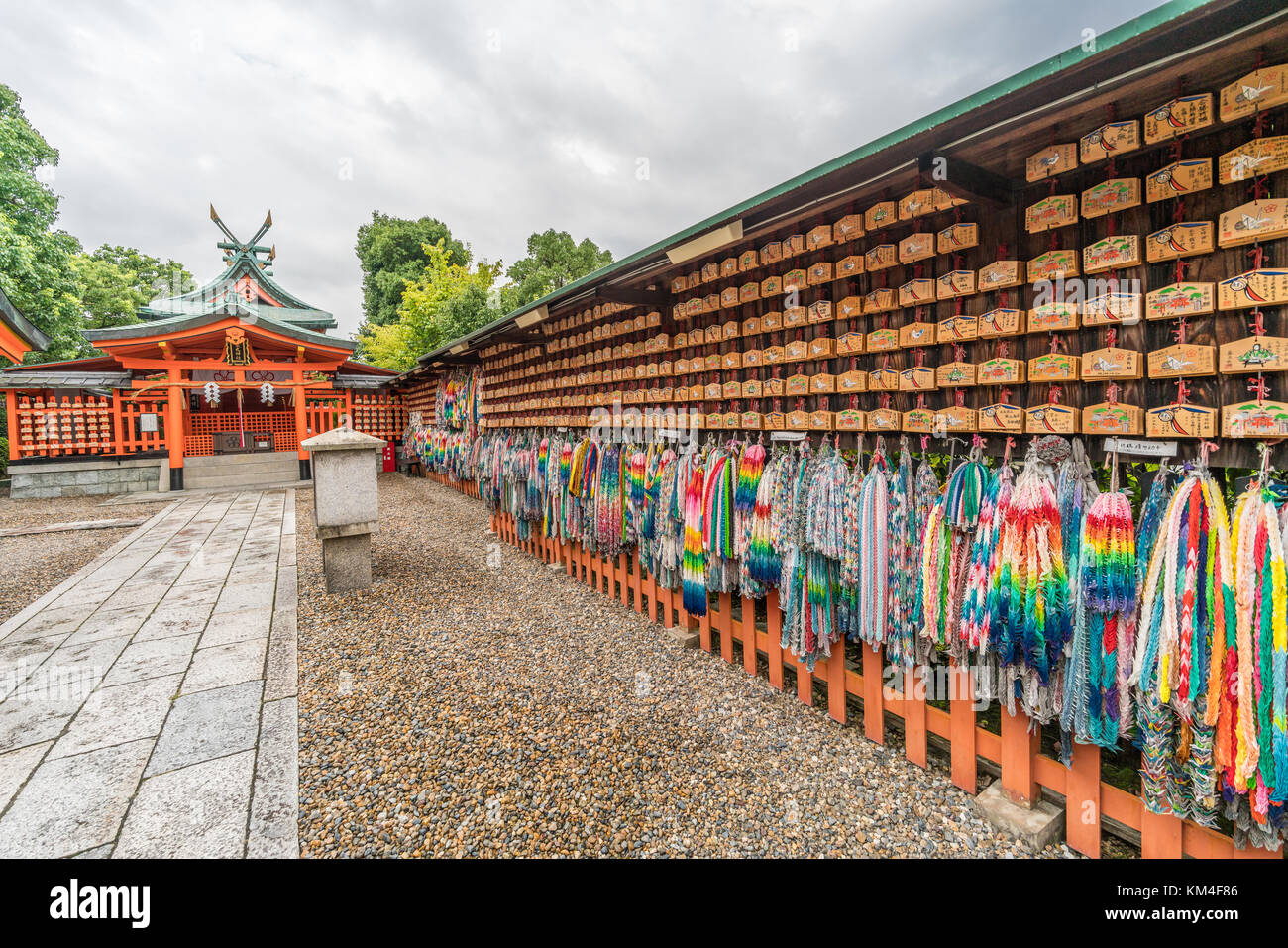 Piegate la carta Origami-gru che desiderano il successo accademico a Higashimaru jinja sacrario scintoista a Fushimi Inari Taisha Foto Stock