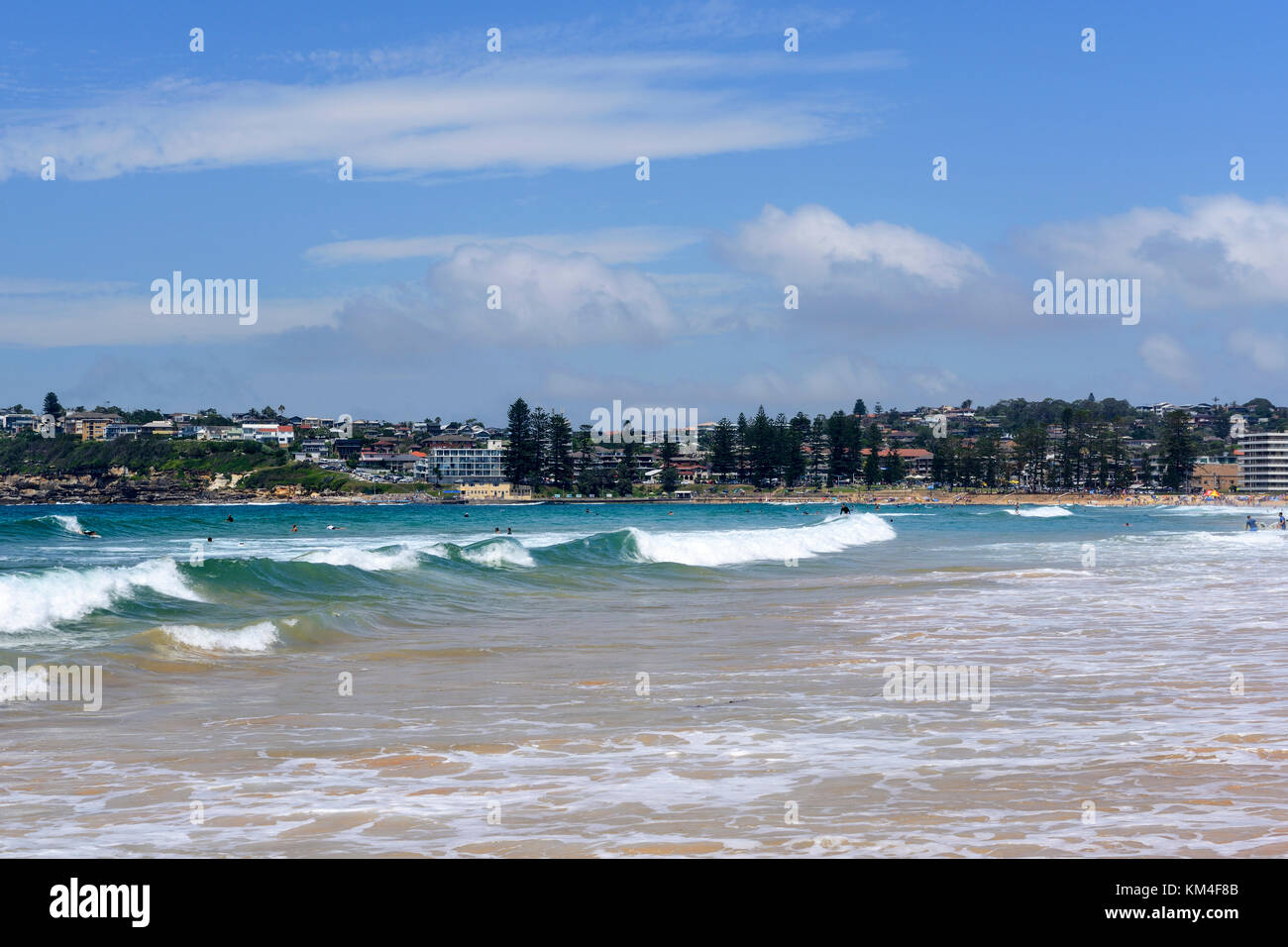 Surf rompe su una lunga spiaggia reef a collaroy, un sobborgo a nord di Sydney, Nuovo Galles del Sud, Australia Foto Stock