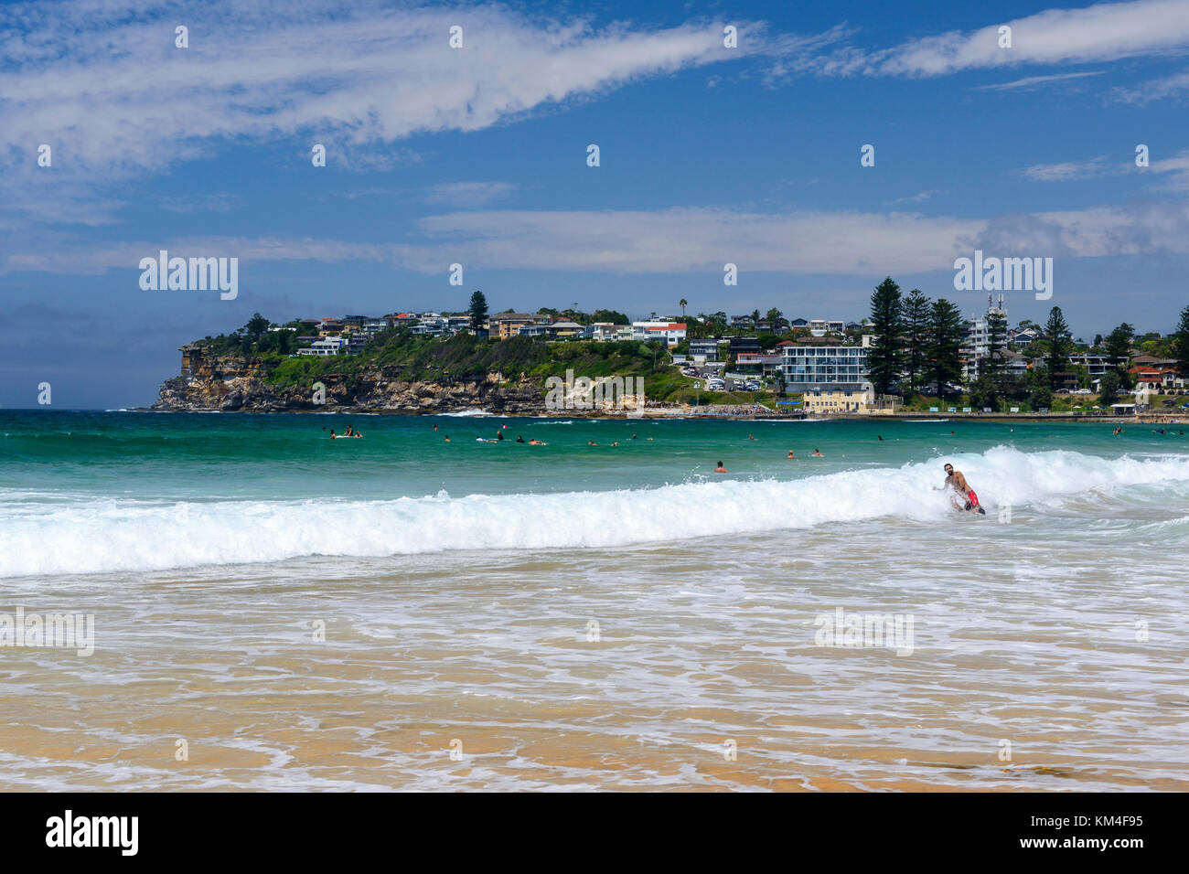 Surf rompe su una lunga spiaggia reef a collaroy, un sobborgo a nord di Sydney, Nuovo Galles del Sud, Australia Foto Stock