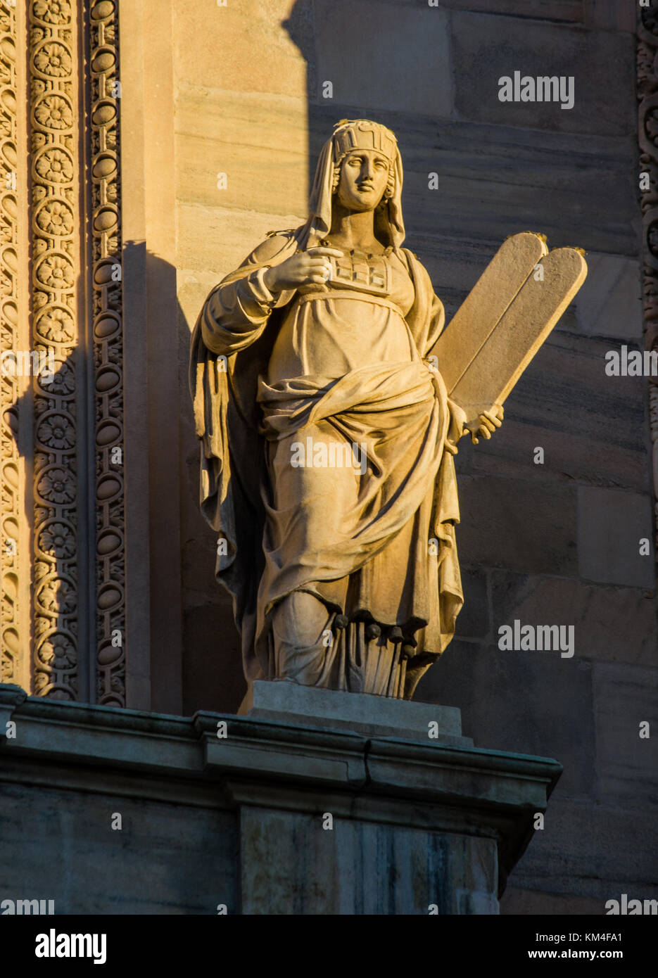 Statua di Liberty-The Cattedrale di Milano è spruzzata con 3400 statue e più di 700 figure in altorilievi di marmo Foto Stock