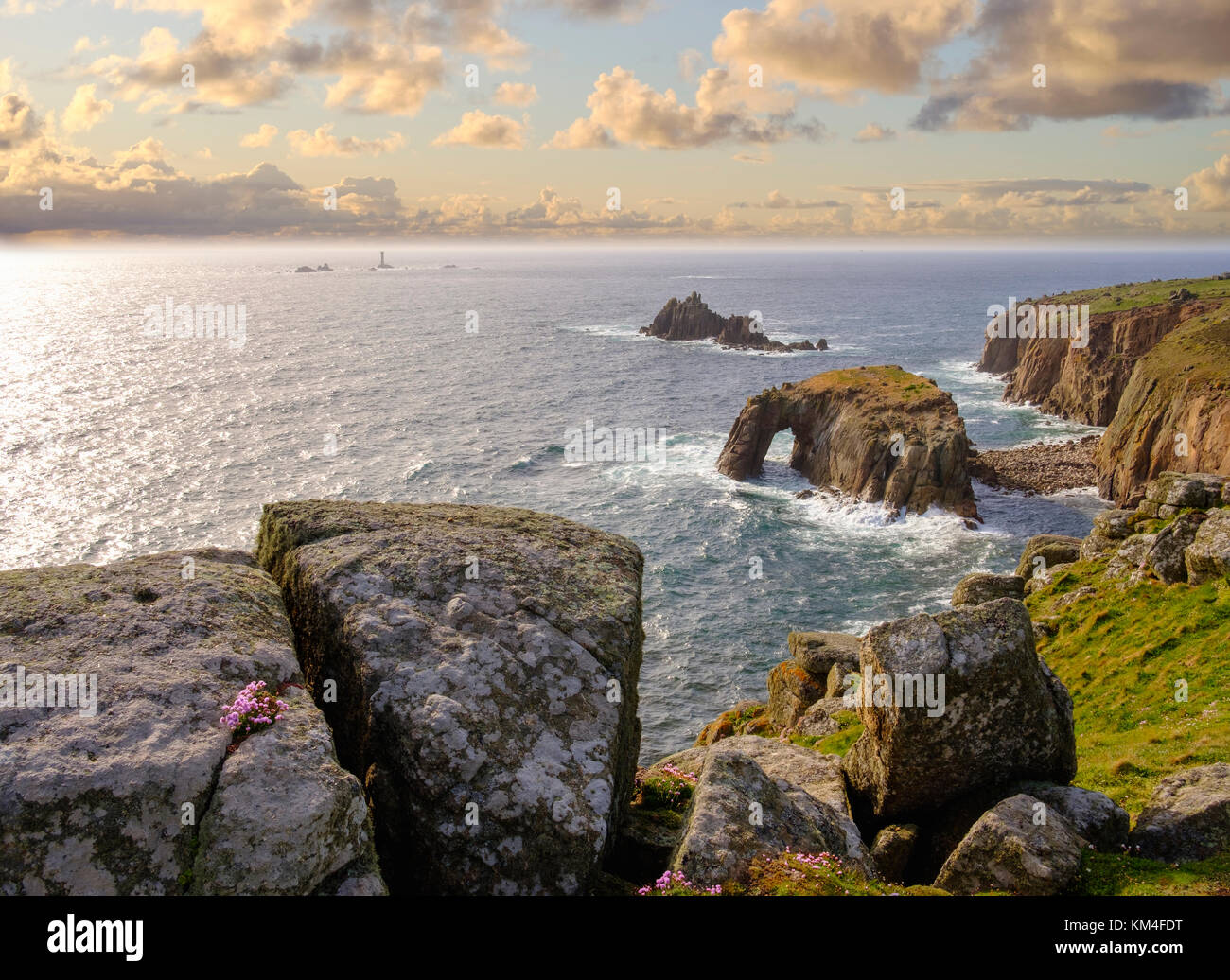 Steilküste mit Enys Dodman Rock, hinten der Longship Leuchtturm, Land's End, Cornwall, Inghilterra, Großbritannien Foto Stock