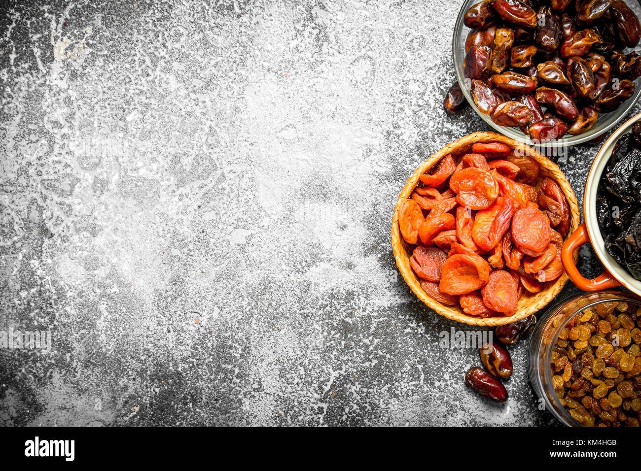 Varie la frutta secca in ciotole. rustico sfondo . Foto Stock