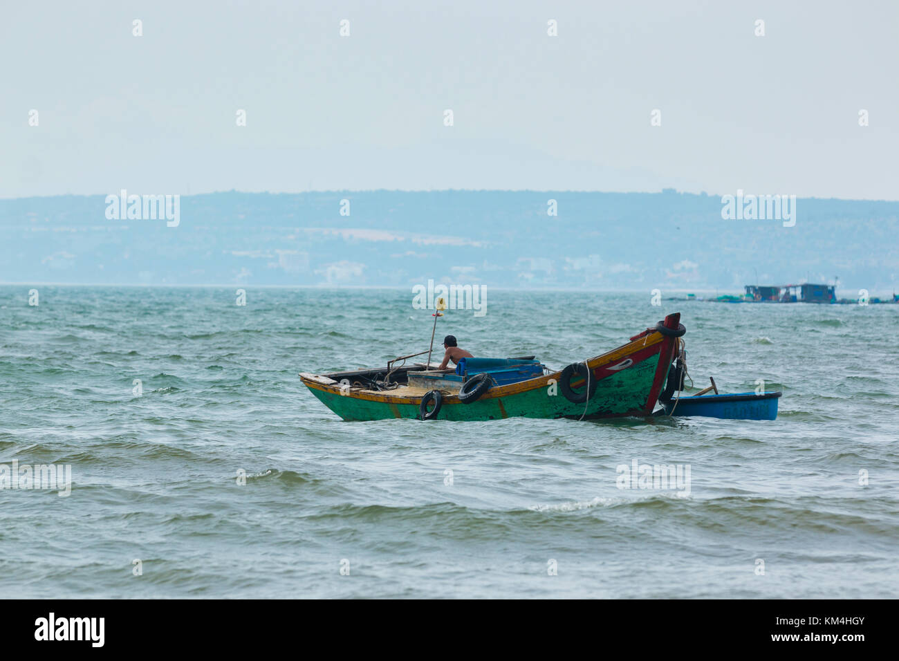 Mui ne, vietnam - 02.11.2017: pescatore in barca sulla spiaggia al villaggio di pescatori mui ne, Vietnam Foto Stock