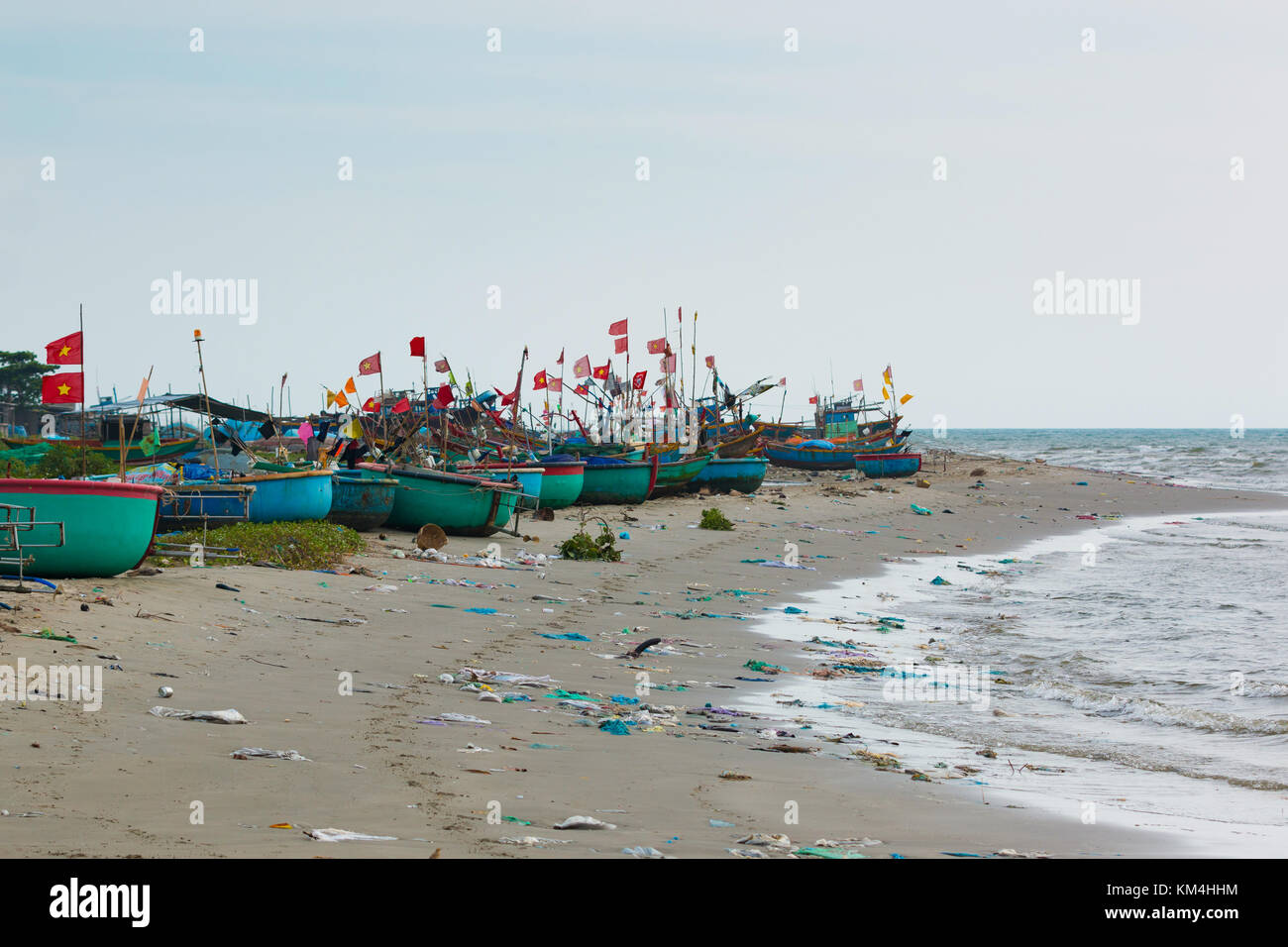 Tradizionale vietnamita coracles pesca sulla spiaggia inquinata in un villaggio di pescatori in Vietnam Foto Stock