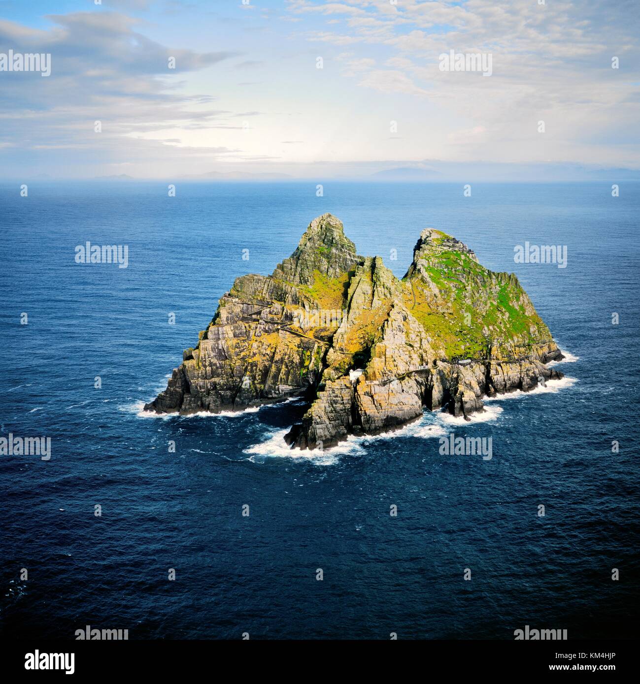 Celtico antico insediamento monastico isola di Skellig Michael, nella contea di Kerry. Nuovo centro di Faro con il vecchio faro sulla sinistra Foto Stock