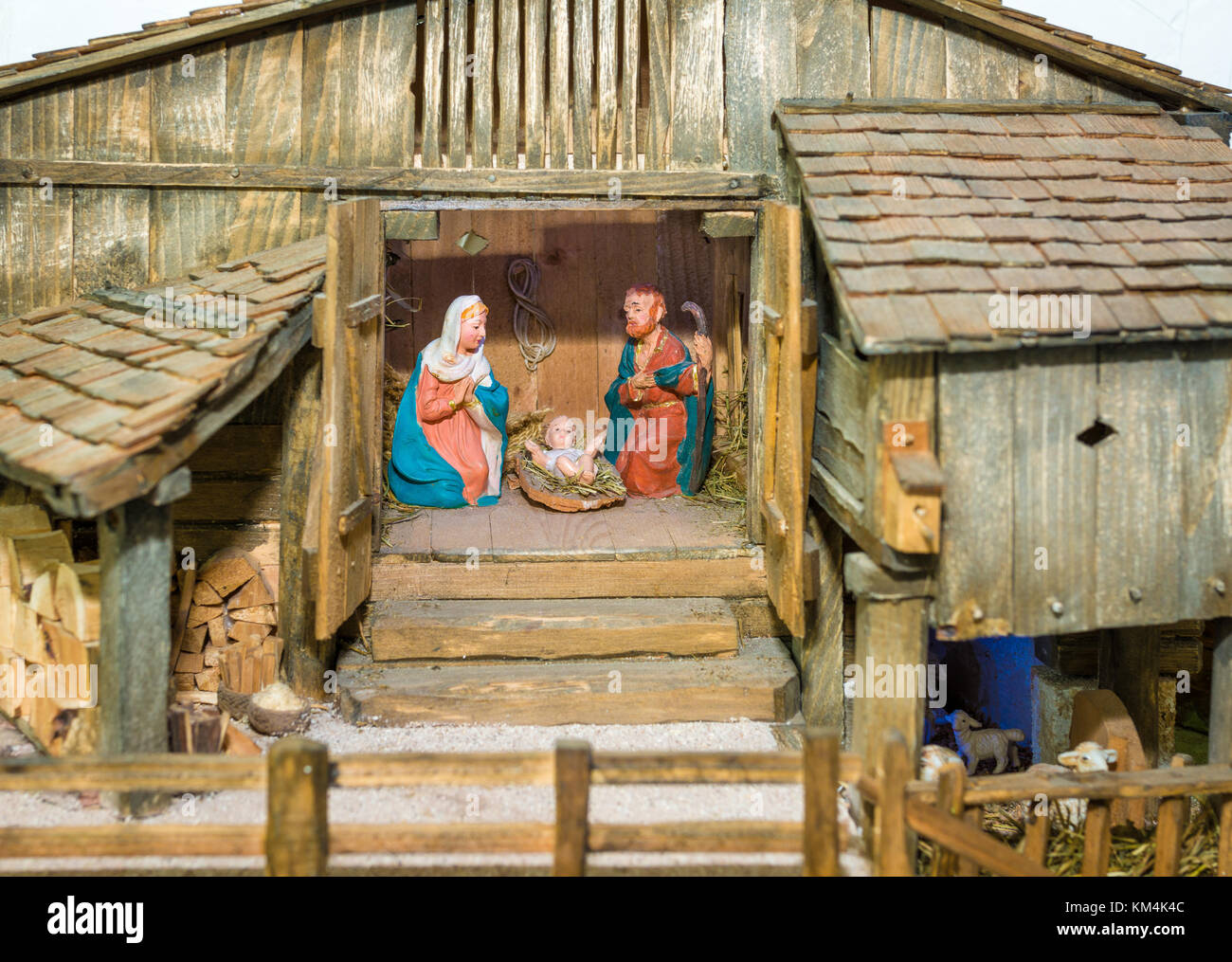 Presepe rappresentato con le statuette di Maria e Giuseppe e il Bambino Gesù Foto Stock