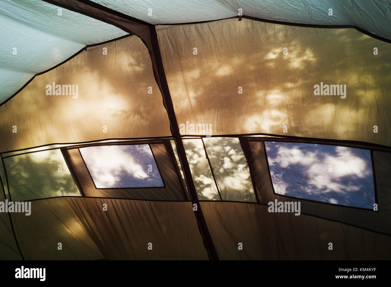 L'interno di una grande tenda, tetto e pareti, finestre e quadro interno. La luce del sole ed ombra. Foto Stock
