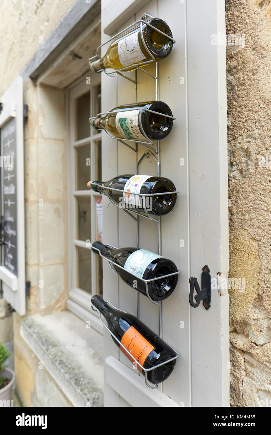 Bottiglie di vino esposte all'esterno di un piccolo negozio di villaggio in Francia Foto Stock