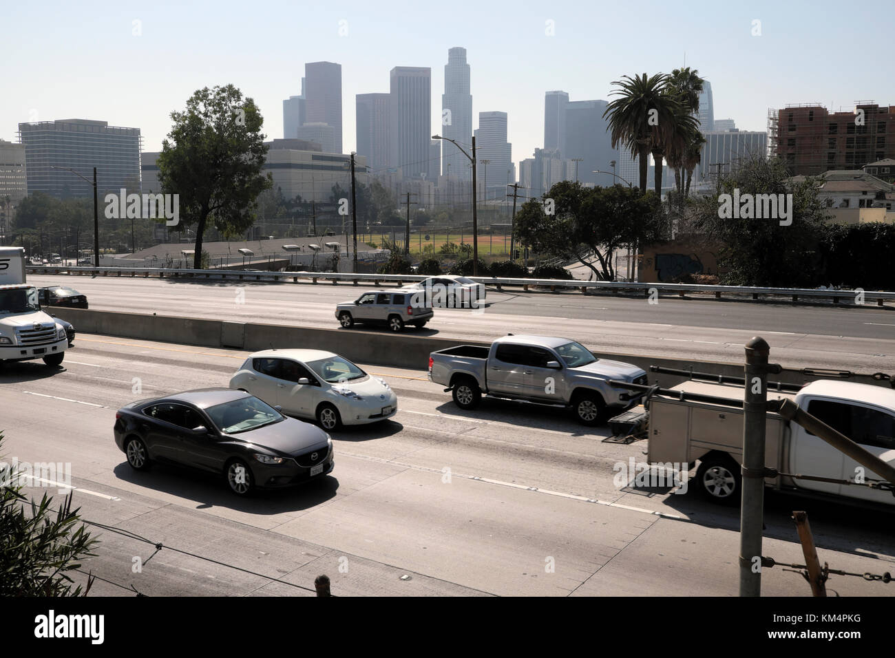 Una vista del centro cittadino di edifici per uffici a LA e il traffico sulla superstrada di Hollywood da Echo Park Los Angeles, California KATHY DEWITT Foto Stock