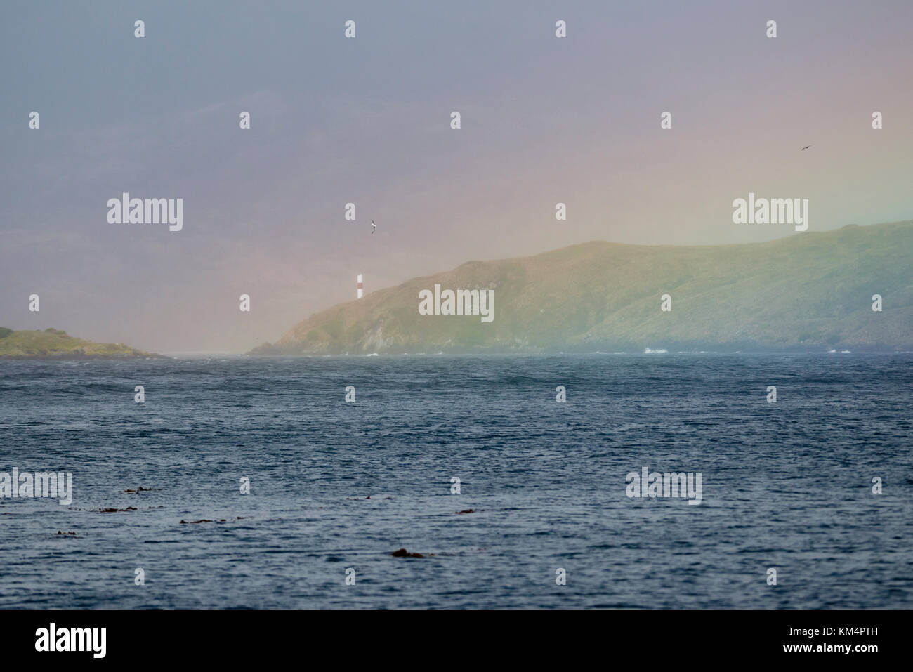 Un arcobaleno su Isla Rupert, nello stretto di Magellano Foto Stock