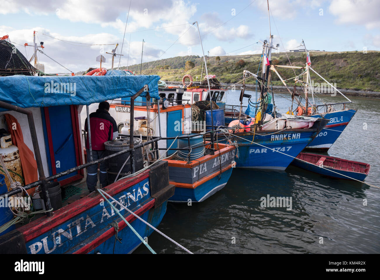 Barche da pesca ormeggiate presso lo stretto di Magellano, Cile Foto Stock