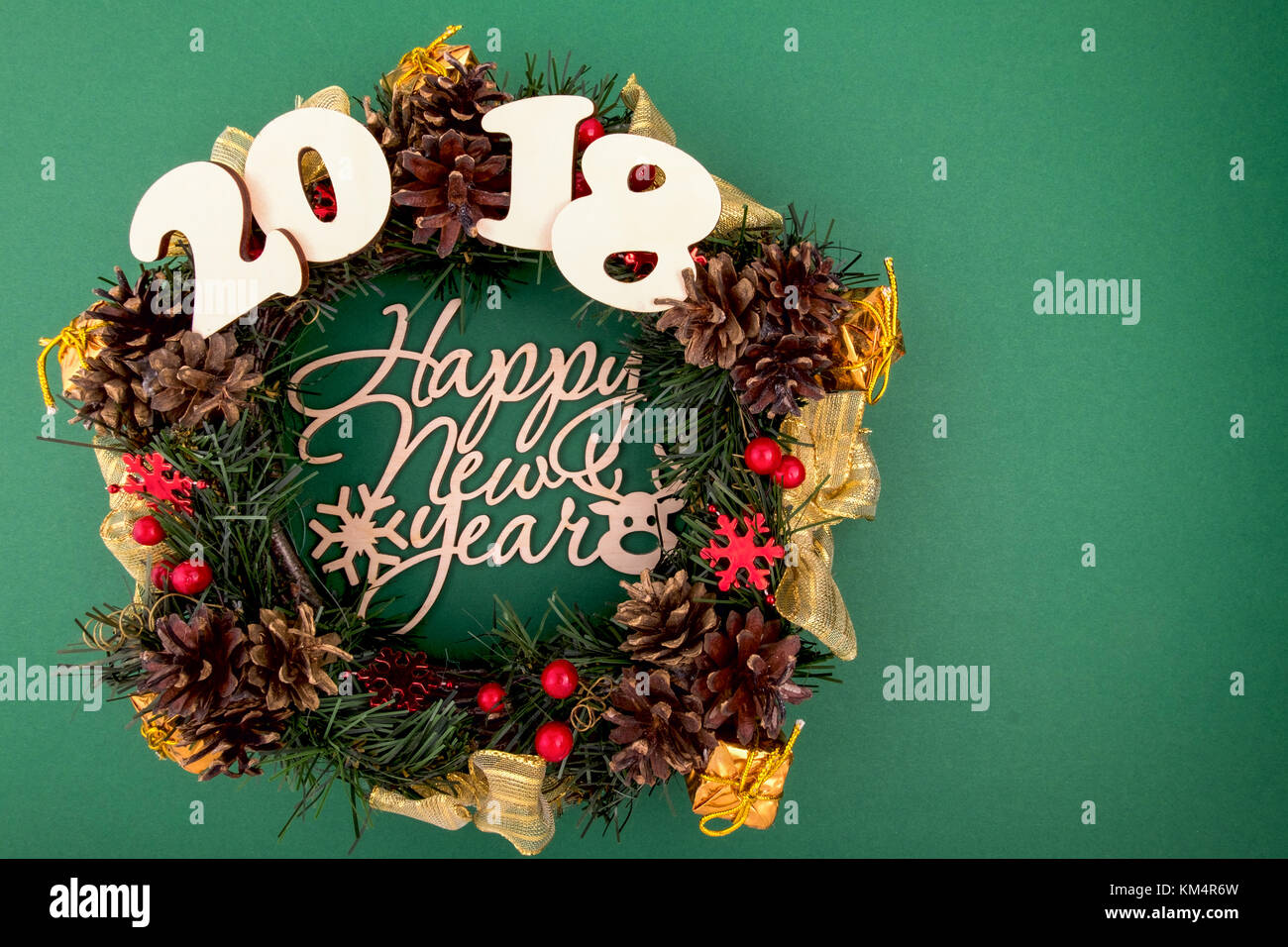 Ghirlanda di Natale, vacanze composizione su uno sfondo verde. vista superiore Foto Stock