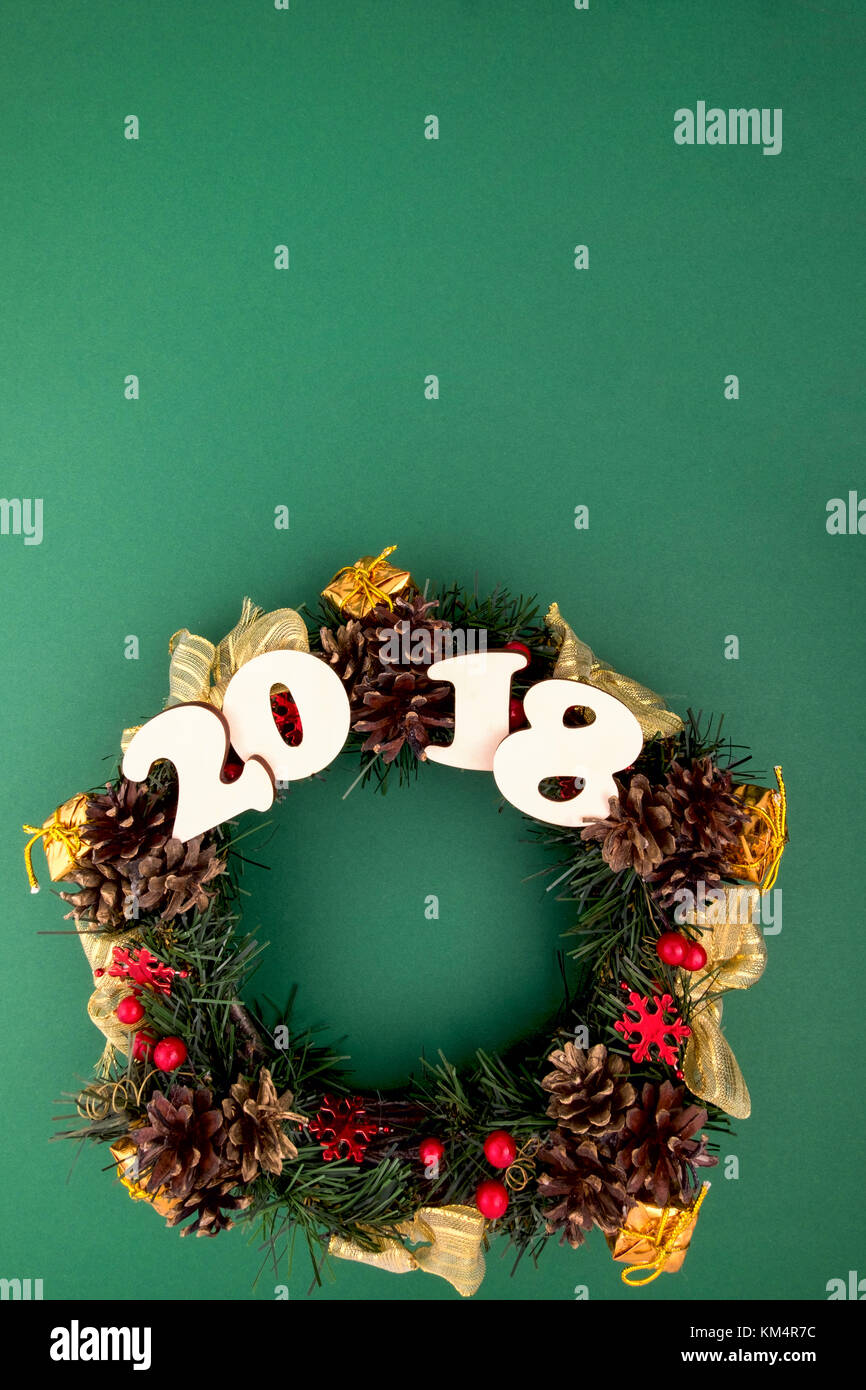 Ghirlanda di Natale, vacanze composizione su uno sfondo verde. vista superiore Foto Stock