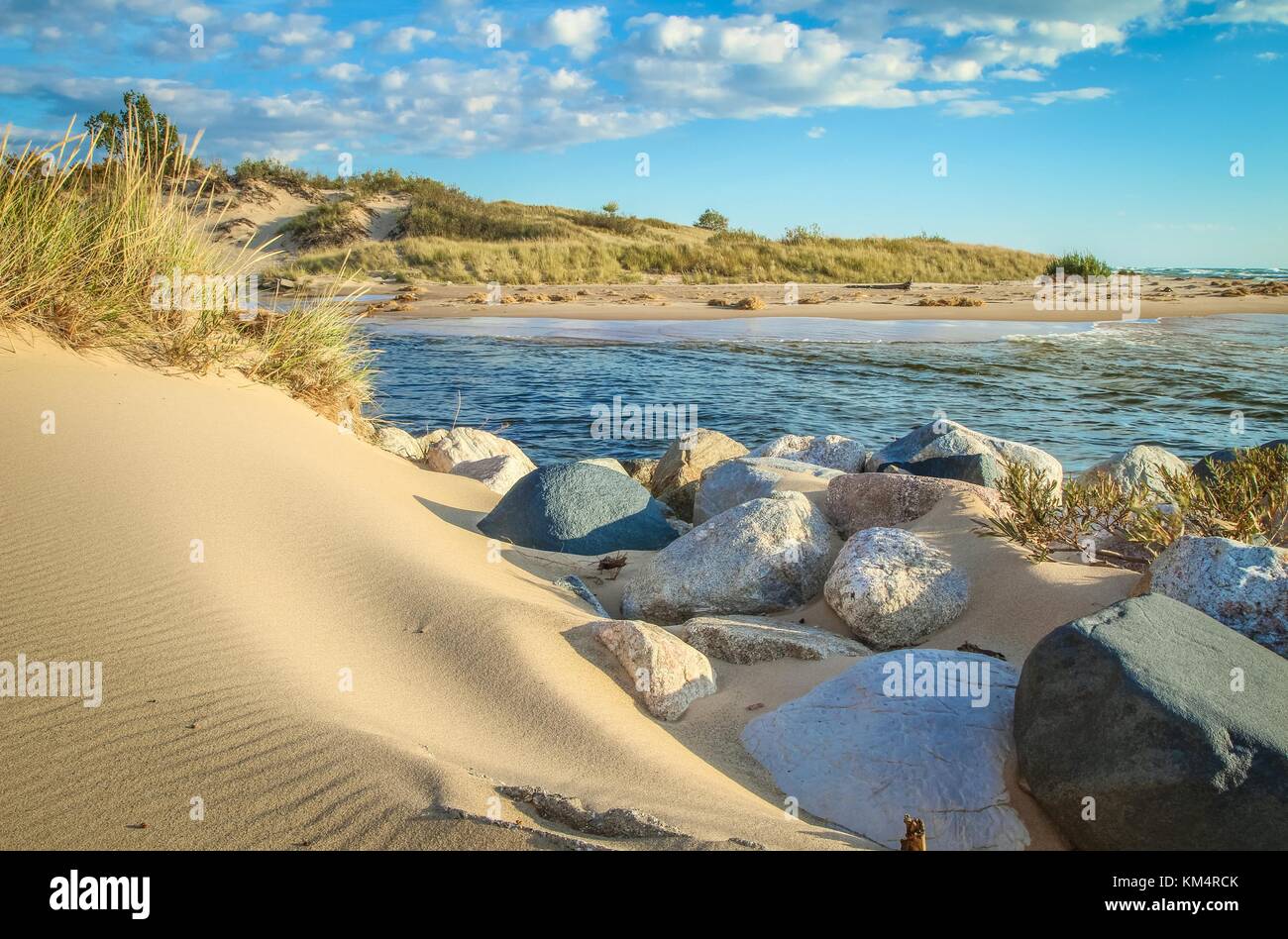 Spiaggia di Dune di sfondo. Dune di sabbia sulle rive del lago Michigan in Ludington stato parco sulle rive del lago Michigan. Foto Stock