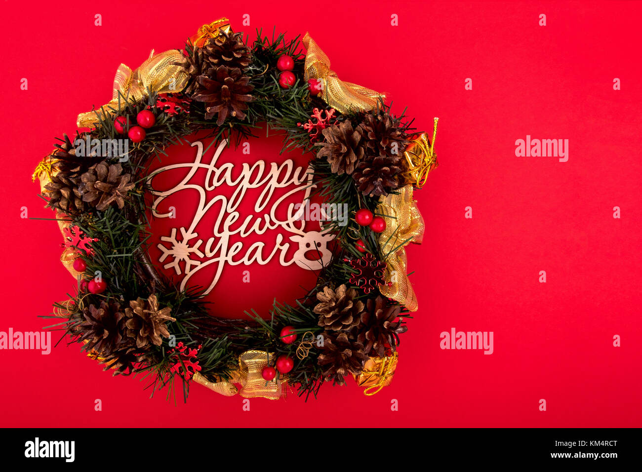 Ghirlanda di Natale, vacanze composizione su uno sfondo di colore rosso. vista superiore Foto Stock