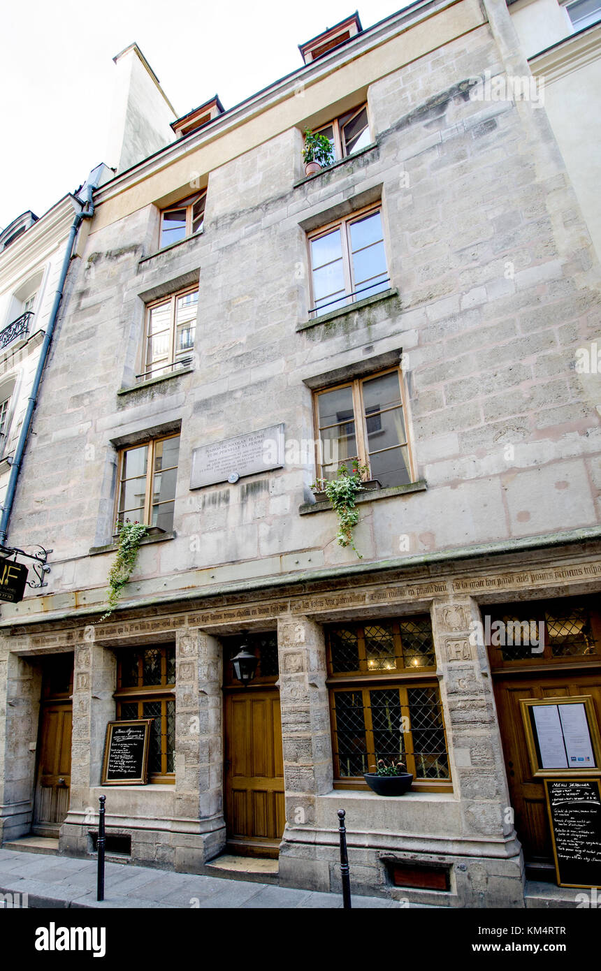 Parigi, Francia. Casa di Nicolas Flamel al n. 51 di Rue de Montmorency. Più vecchia casa di pietra in Parigi. Costruito 1407, ora un ristorante Foto Stock