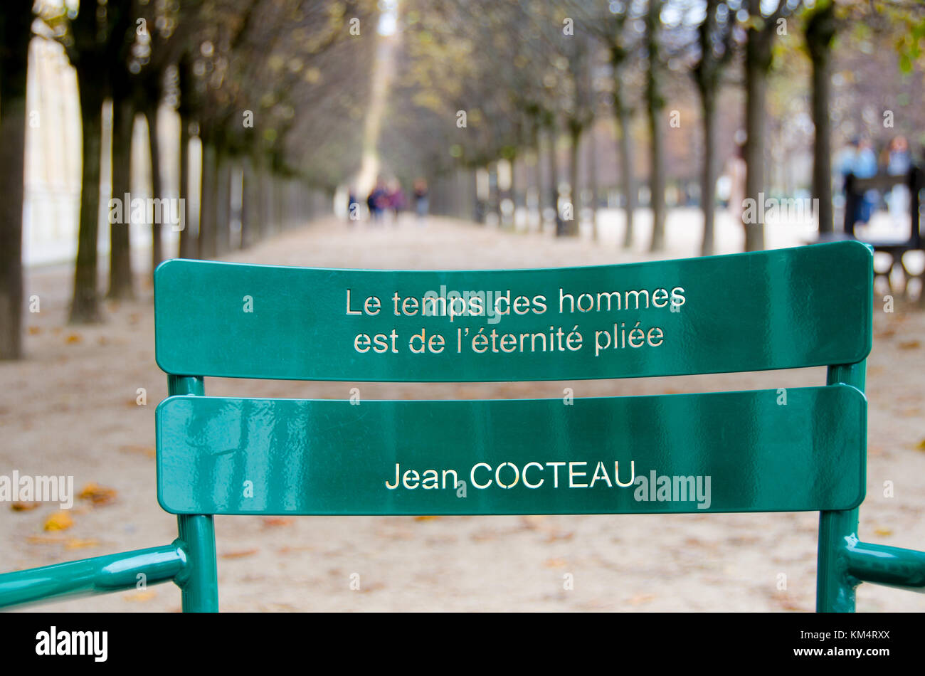 Parigi, Francia. Palais Royal. Sedia verde: citazioni tagliato nel retro del vecchio parco sedie da artista canadese Michel Goulet. Citazione da Jean Cocteau del 'La di Foto Stock