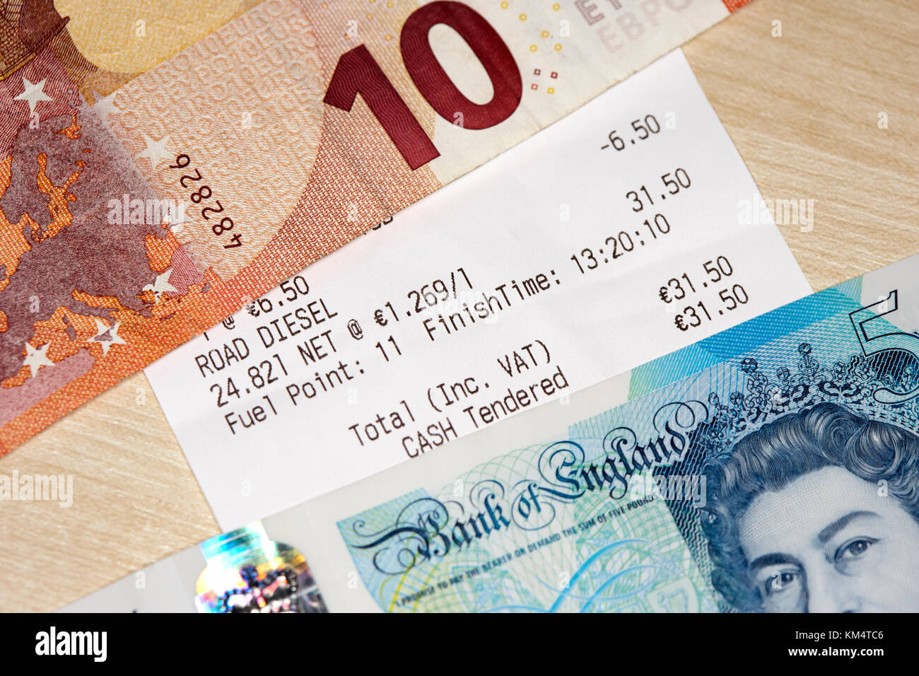 Irlandese di carburante diesel ricevuta in euro con euro e sterlina banconote Foto Stock