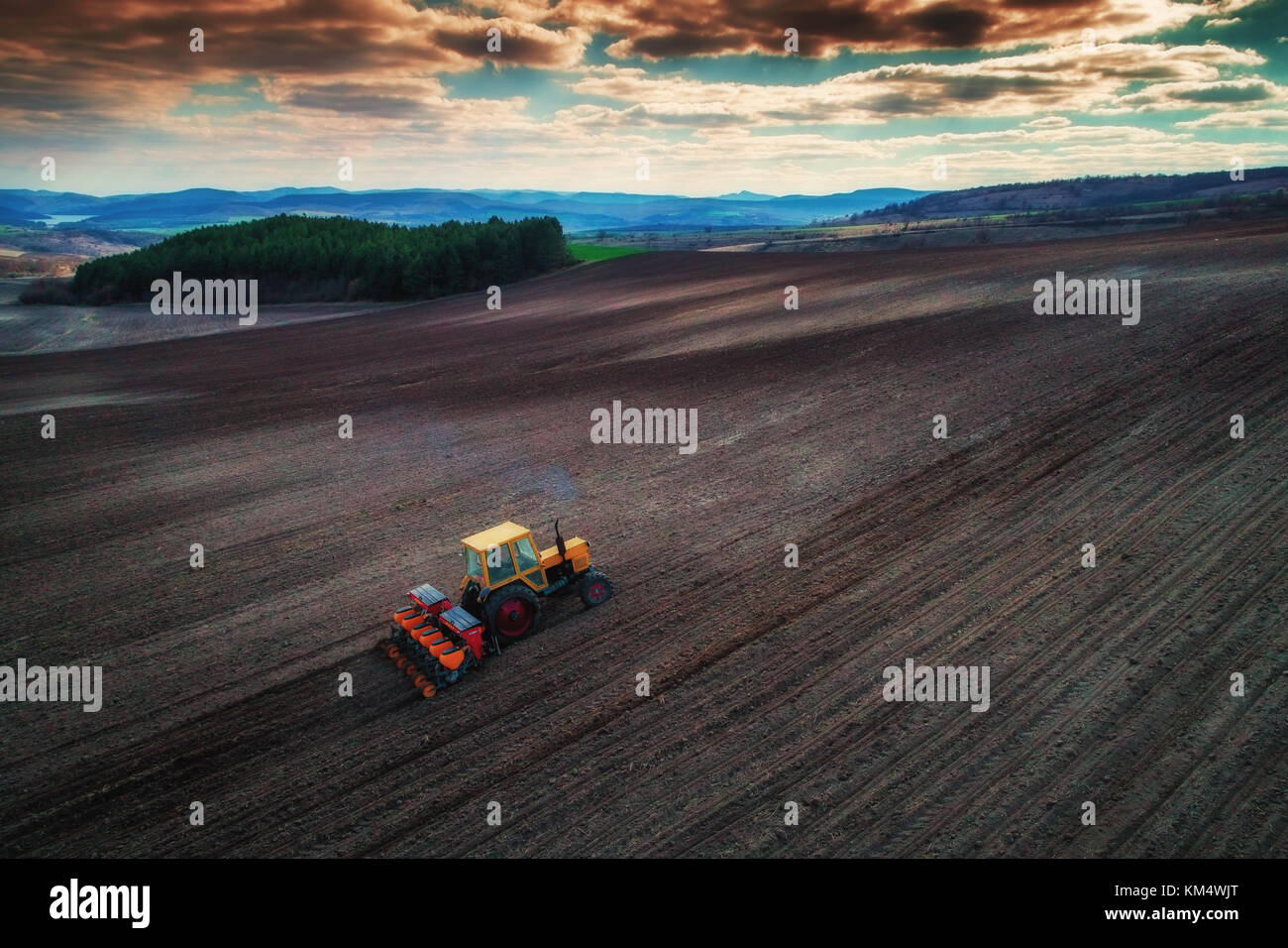 Vista aerea di trattori lavorando sul campo di raccolto Foto Stock