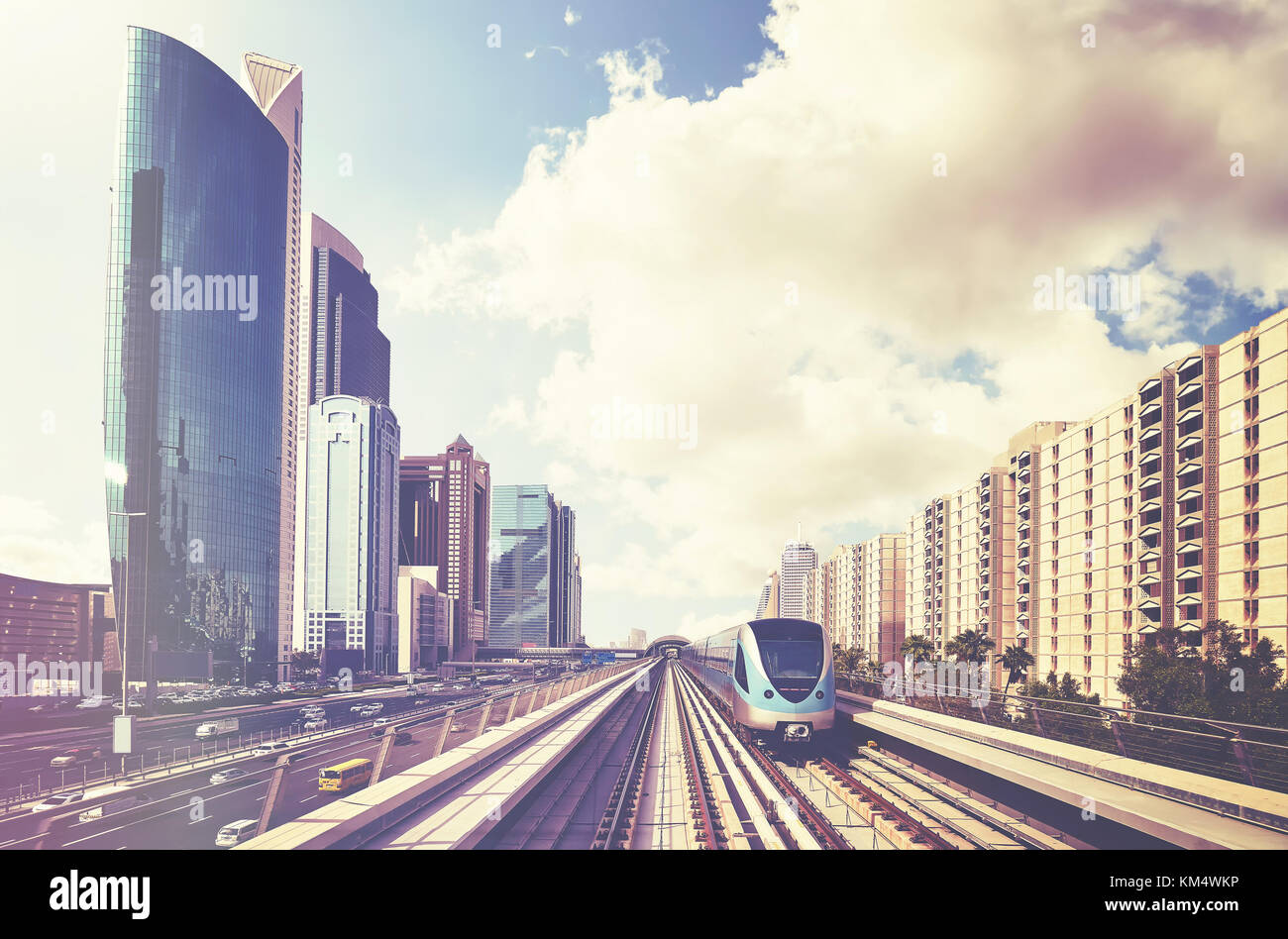 Treno della metropolitana nel centro cittadino di Dubai, retrò immagine stilizzata, Emirati arabi uniti. Foto Stock