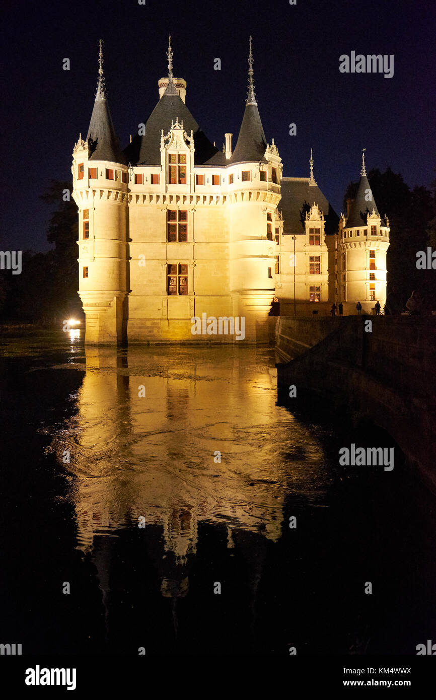 Il castello di Azay le Rideau si illuminava di notte nella Valle della Loira Francia. Foto Stock