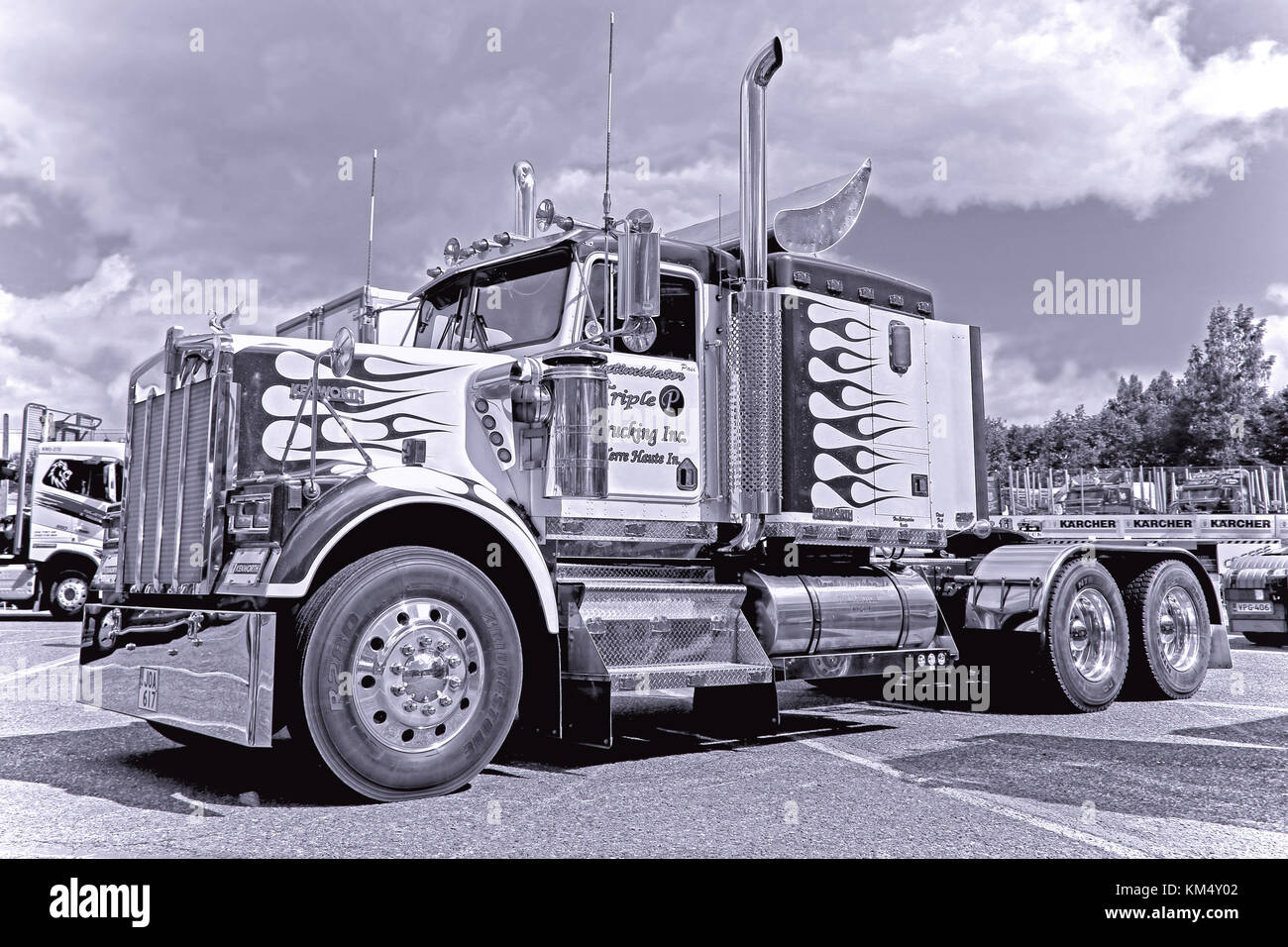 Hameenlinna, Finlandia - Luglio 11, 2015: classic kenworth w900b Carrello trattore sul display al carrello tawastia weekend 2015, hdr, in bianco e nero. Foto Stock