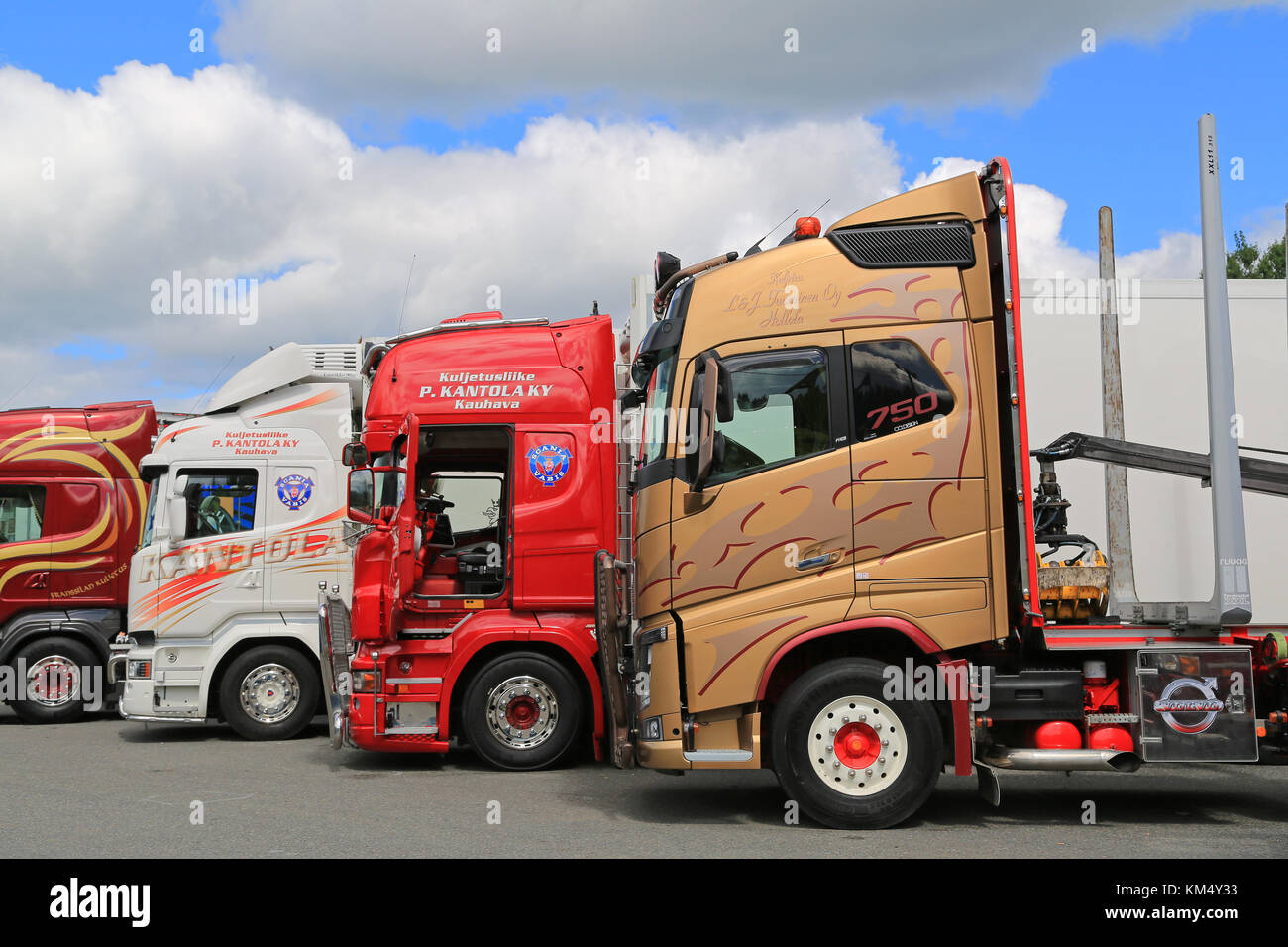 Hameenlinna, Finlandia - Luglio 11, 2015: lineup di coloratissimi Volvo e Scania camion a tawastia carrello weekend 2015. Foto Stock