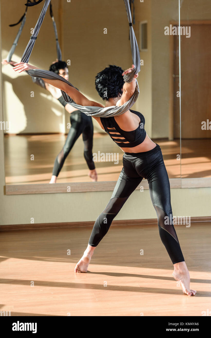 Donna pratica acrobatica danza aerea Foto Stock