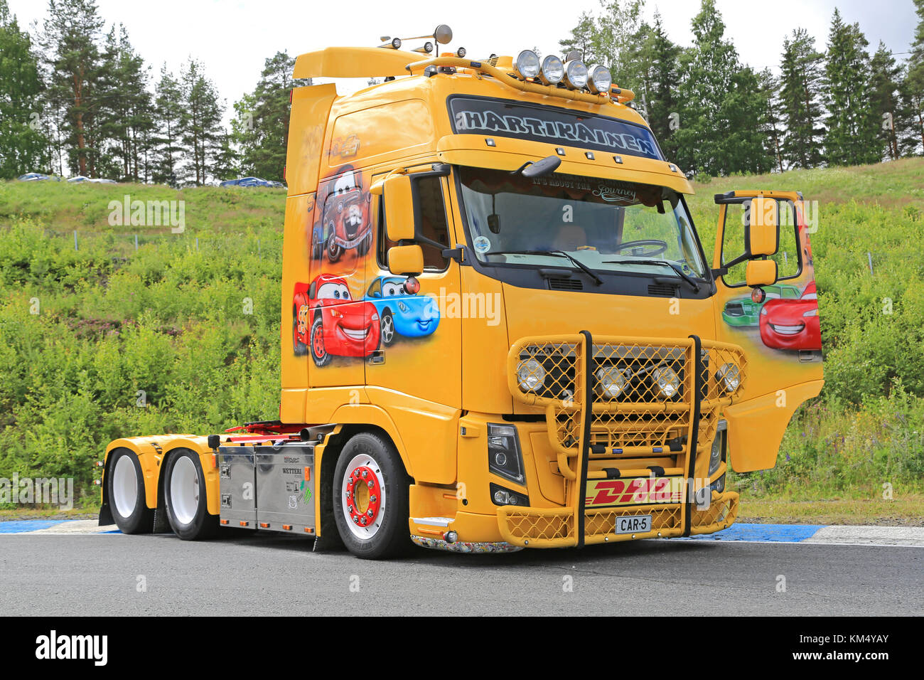 Hameenlinna, Finlandia - Luglio 11, 2015: Volvo fh13 carrello con le vetture film a tema di trans-hartikainen al carrello tawastia weekend 2015. Foto Stock