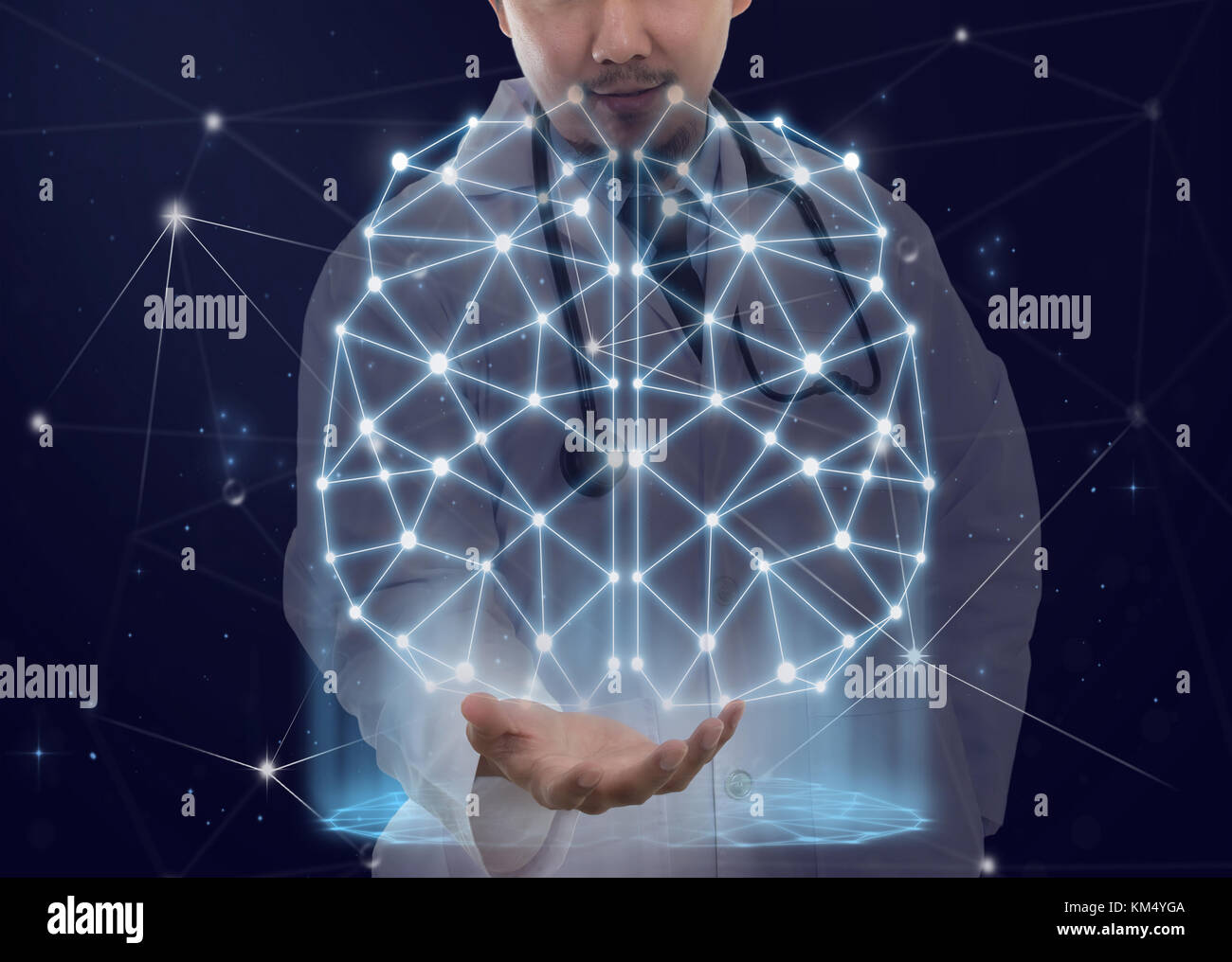 Doppia esposizione di Asian medico con lo stetoscopio attrezzature tenendo premuto il cervello poligonale a forma di intelligenza artificiale con linee e punti e Foto Stock