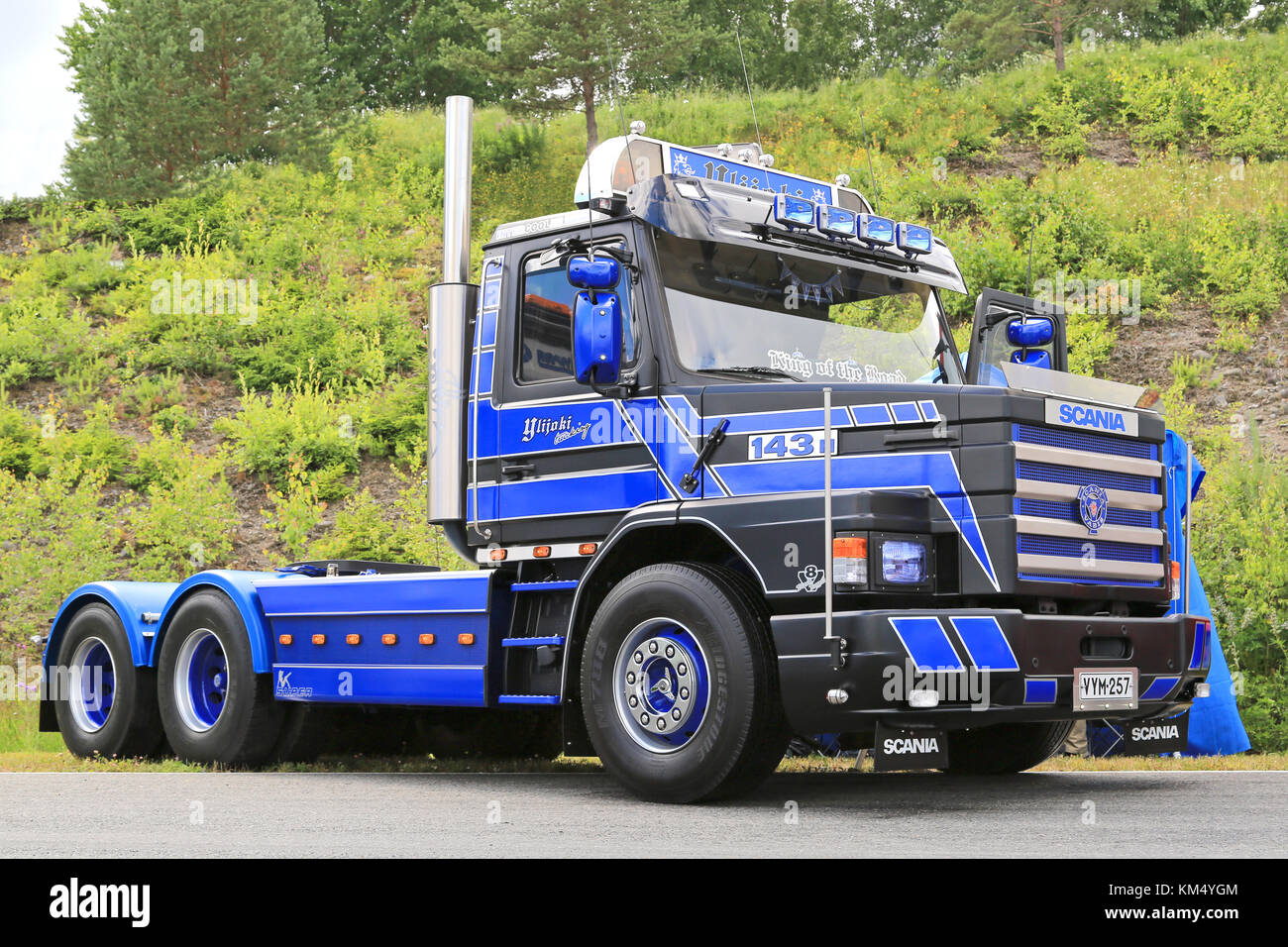 Hameenlinna, Finlandia - Luglio 11, 2015: blu scania vabis 143h vintage carrello sul display al carrello tawastia weekend 2015. Foto Stock