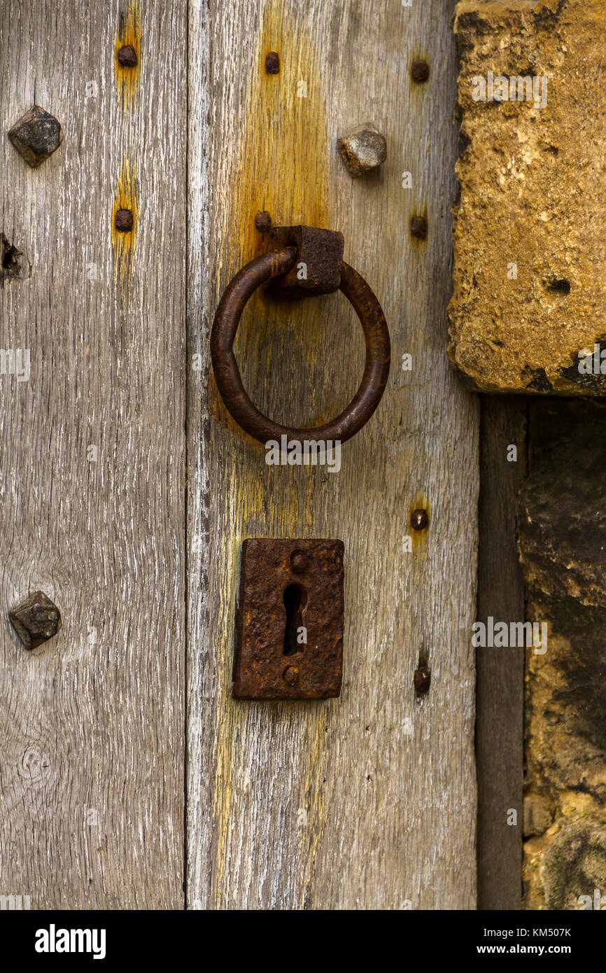 Vecchia porta di legno con ferro arrugginito maniglia, Knaresborough Castle, Yorkshire. Foto Stock