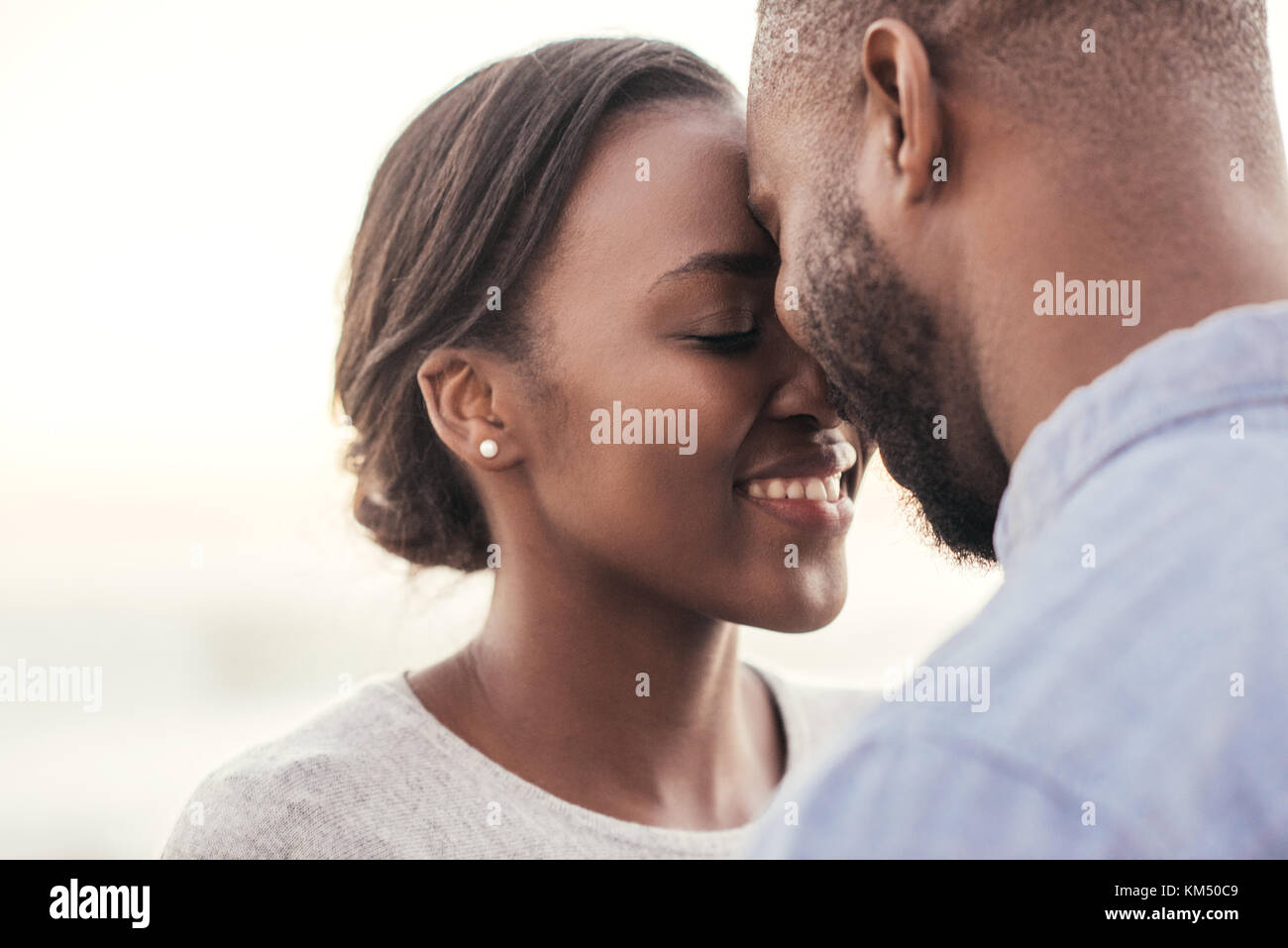 Romantico giovane africano giovane godendo momento insieme in spiaggia Foto Stock