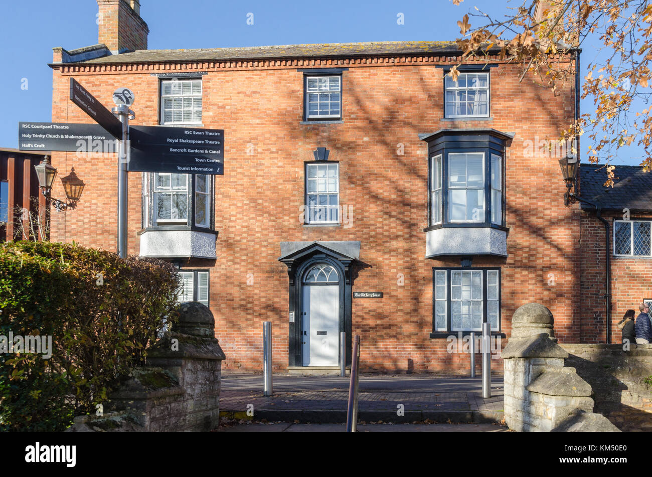 La vecchia casa di traghetto sul waterside sulle rive del fiume Avon a Stratford-upon-Avon vicino alla corrente del traghetto per passeggeri Foto Stock