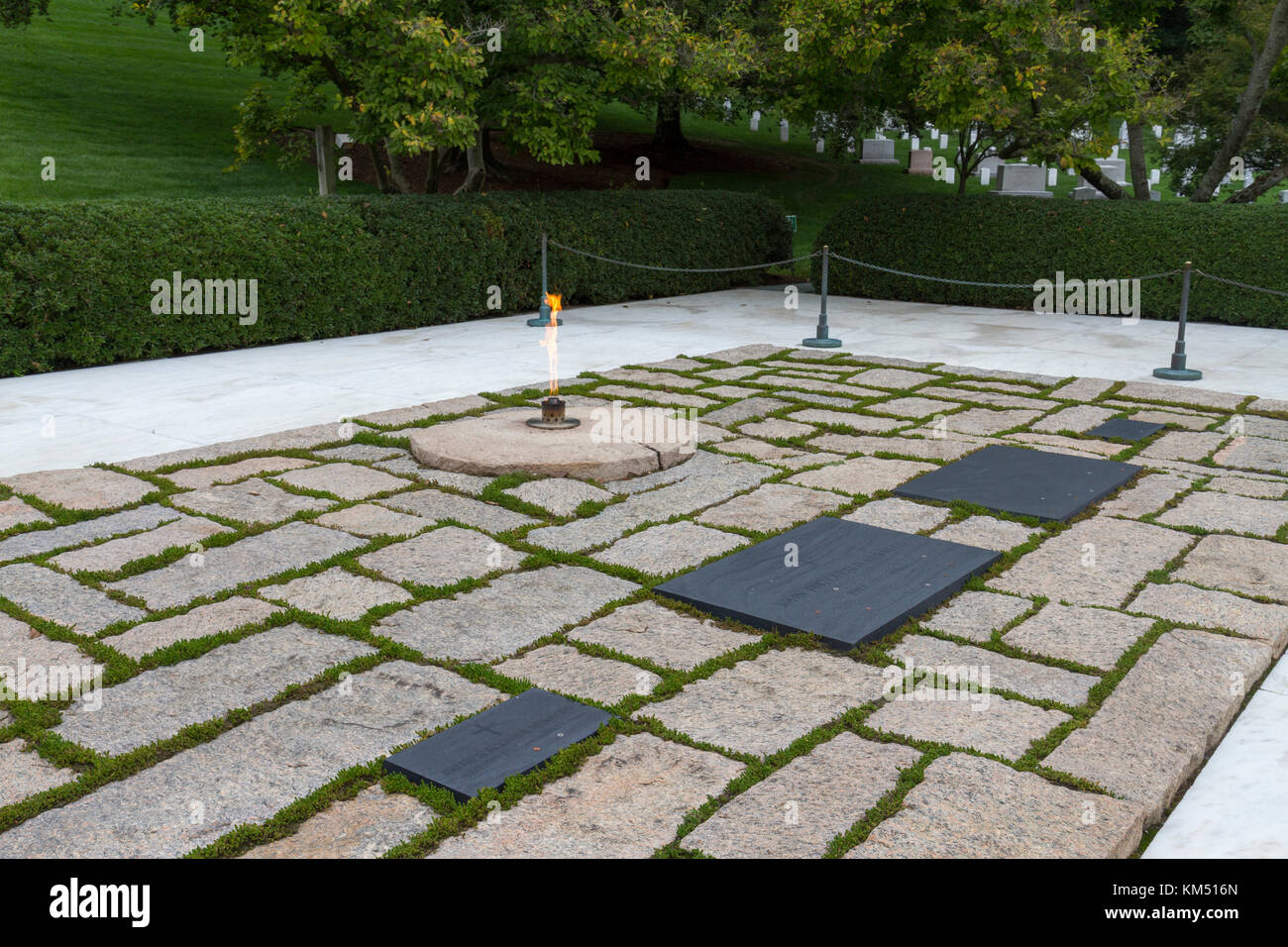 Le tombe di John F Kennedy e Jackie Kennedy presso il Presidente John F. Kennedy recinto, il Cimitero Nazionale di Arlington, Virginia, Stati Uniti. Foto Stock
