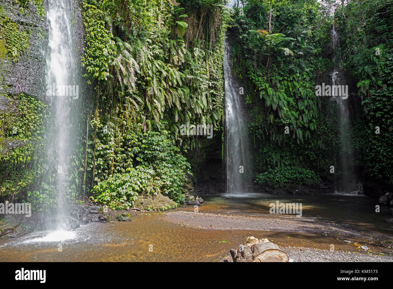 Benang kelambu cascate nella foresta tropicale vicino al villaggio di aik berik, nord batukliang, central lombok, INDONESIA Foto Stock