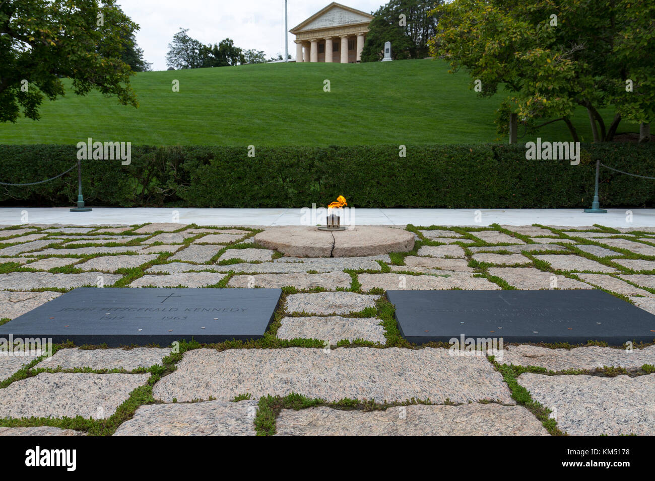 Le tombe di John F Kennedy e Jackie Kennedy presso il Presidente John F. Kennedy recinto, il Cimitero Nazionale di Arlington, Virginia, Stati Uniti. Foto Stock
