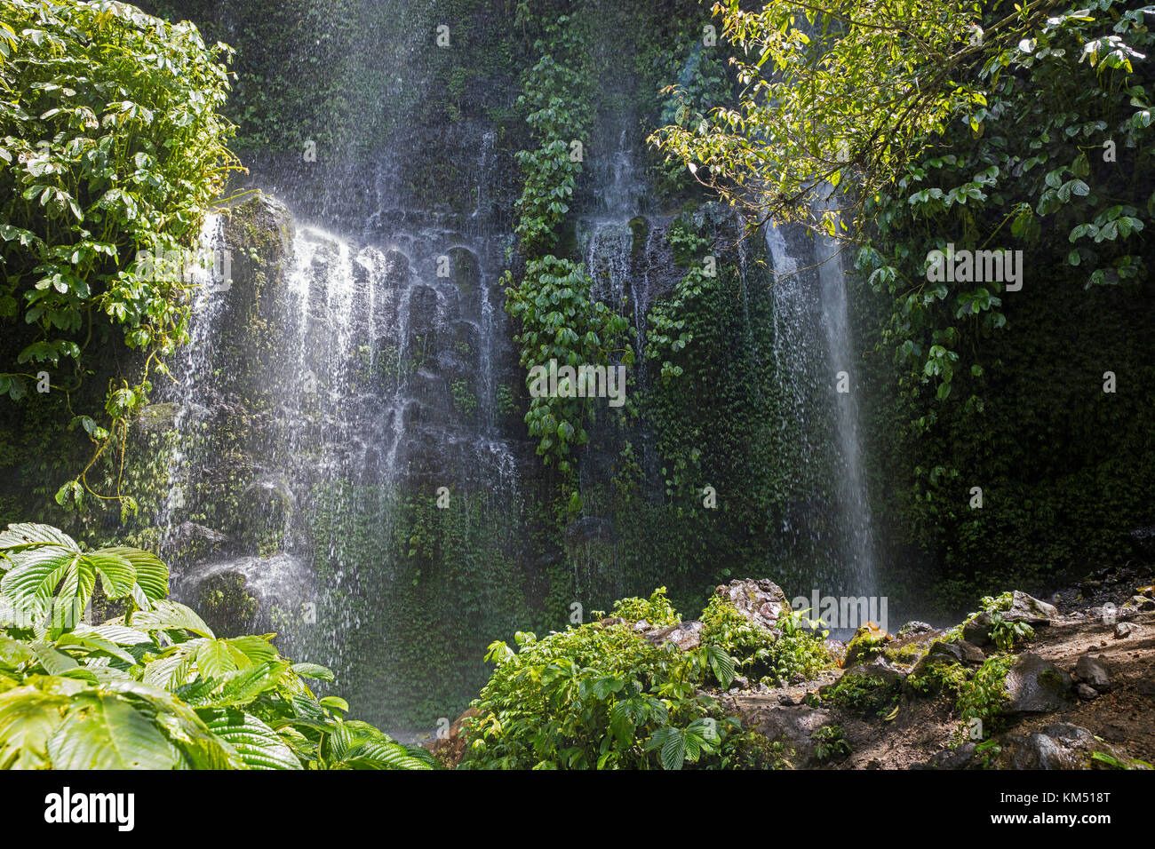 Benang kelambu cascata nella foresta tropicale vicino al villaggio di aik berik, nord batukliang, central lombok, INDONESIA Foto Stock