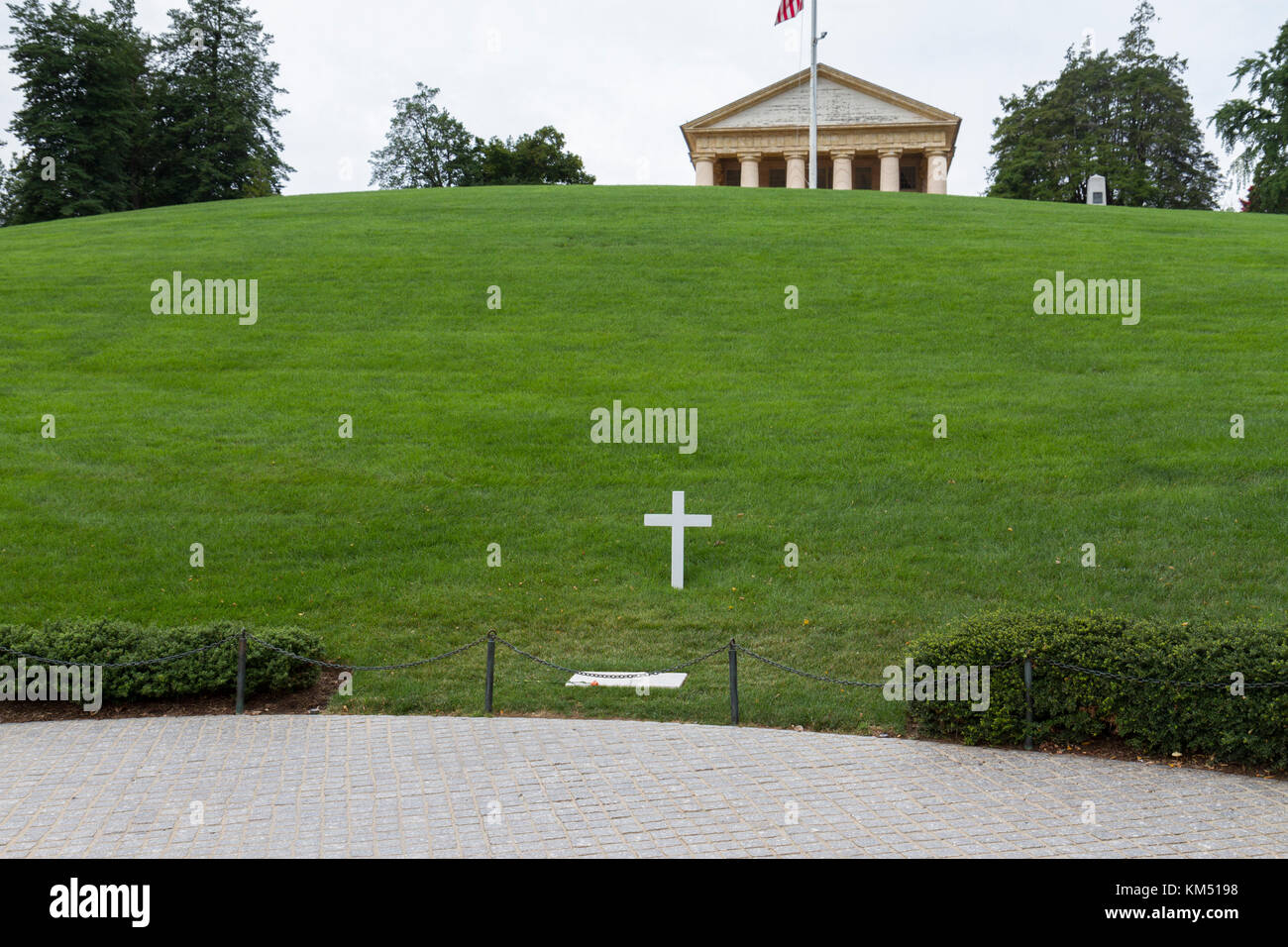 Tomba di Robert F. Kennedy con Arlington casa dietro il Cimitero Nazionale di Arlington, Virginia, Stati Uniti. Foto Stock