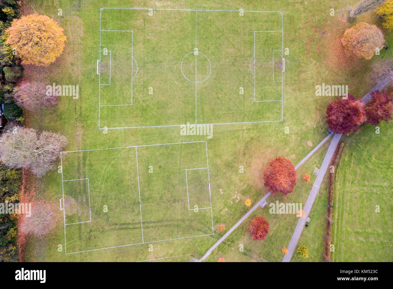 Tettuccio di vista aerea di campi da calcio in posizione di parcheggio Foto Stock