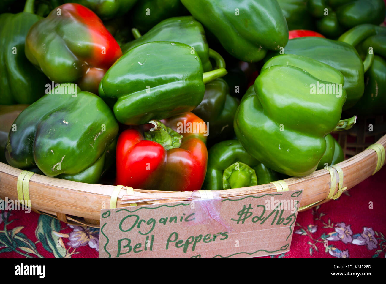 Fresche e mature peperoni organico durante il fine settimana dell'agricoltore nel mercato penticton, British Columbia, Canada. il mercato degli agricoltori vende prodotti freschi da locale o Foto Stock