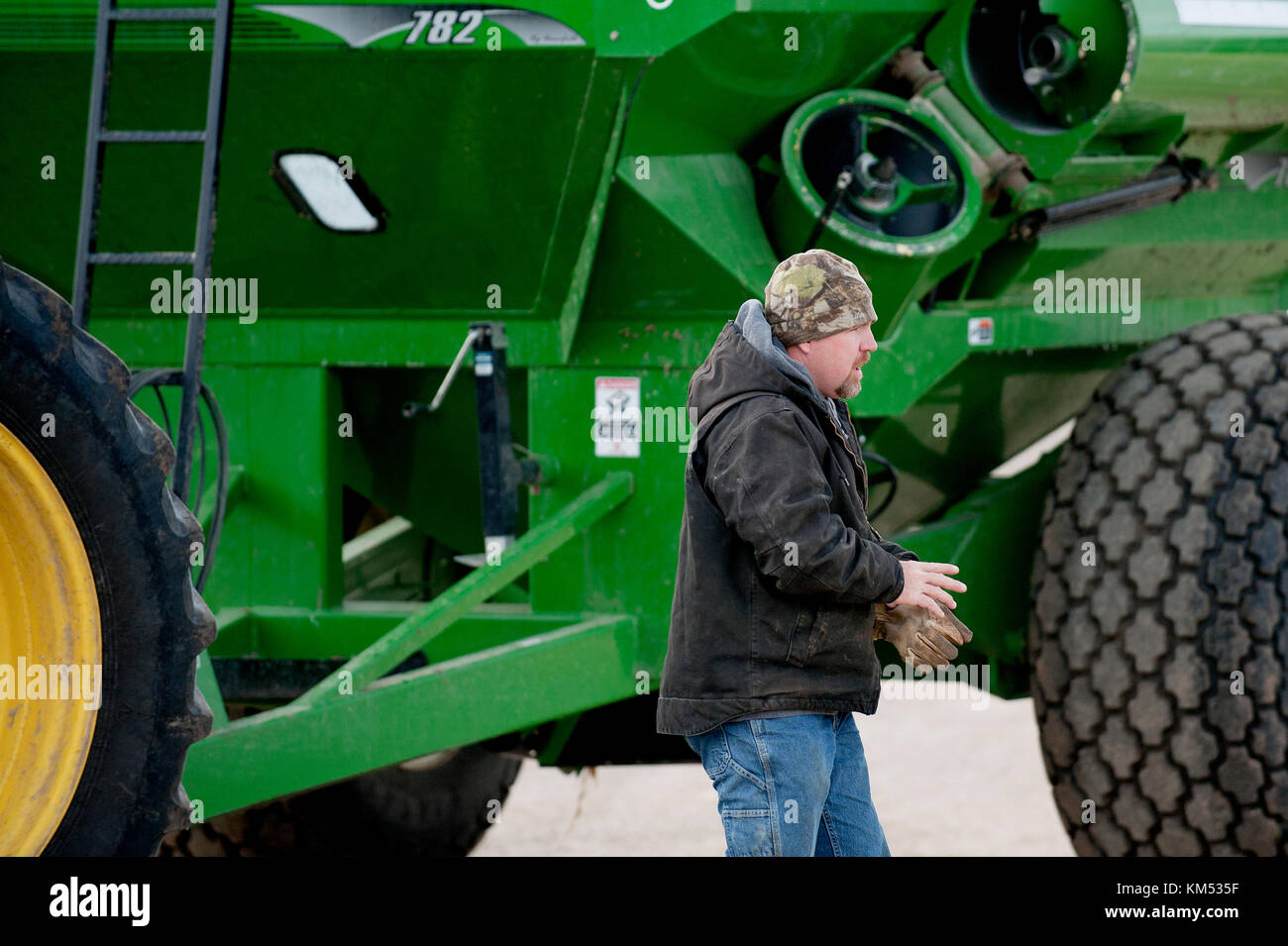 Il contadino SI PREPARA PER LA RACCOLTA DI MAIS SU MOTE FARM IN UTICA, Minnesota. Foto Stock