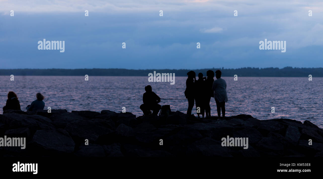 Famiglie godere il tramonto in Britannia parco lungo il fiume Ottawa a Ottawa, Ontario, Canada. Foto Stock