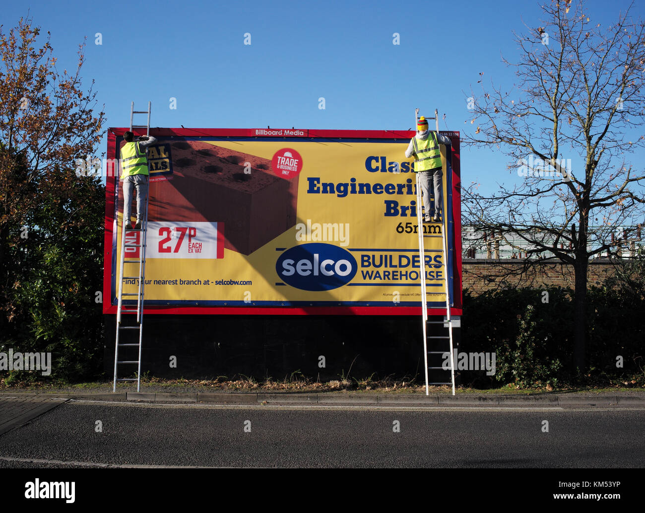 Display pannello pubblicitario essendo rimarchiati con il nuovo annuncio. Foto Stock