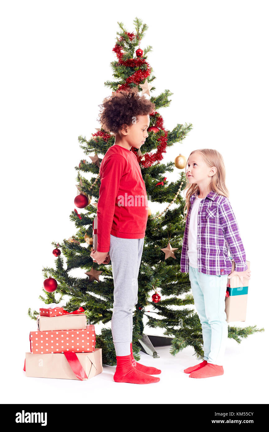 Nascondendo un regalo per il fratello maggiore Foto Stock